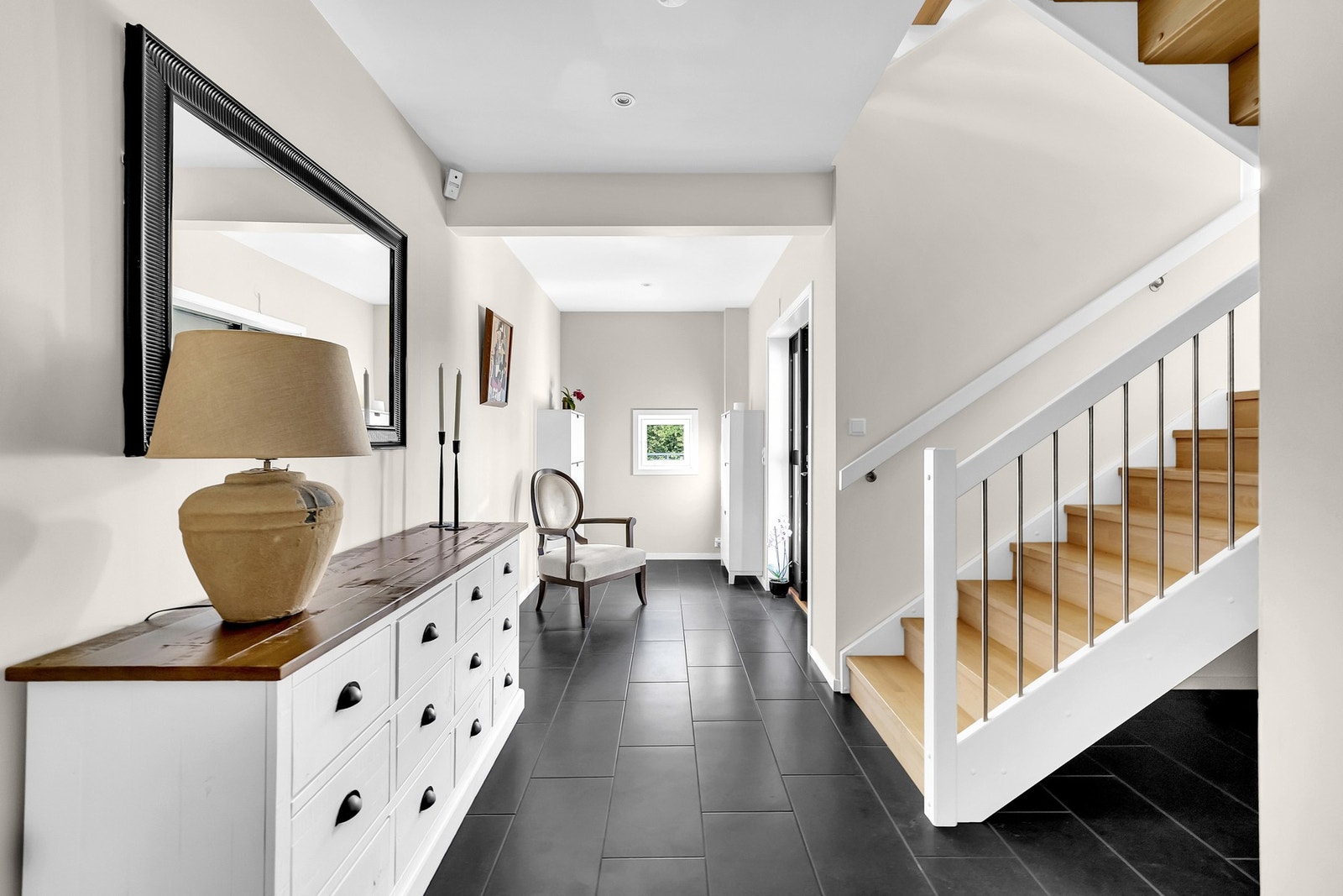 I tilknytning til garderoberommet finnes et separat vaskerom som er perfekt for småbarnsfamilier.
Som en bonus finnes også flere boder for flere smarte oppbevaringsplasser - helt ideelt for sesongutstyr og oppbevaring. Galleribilde