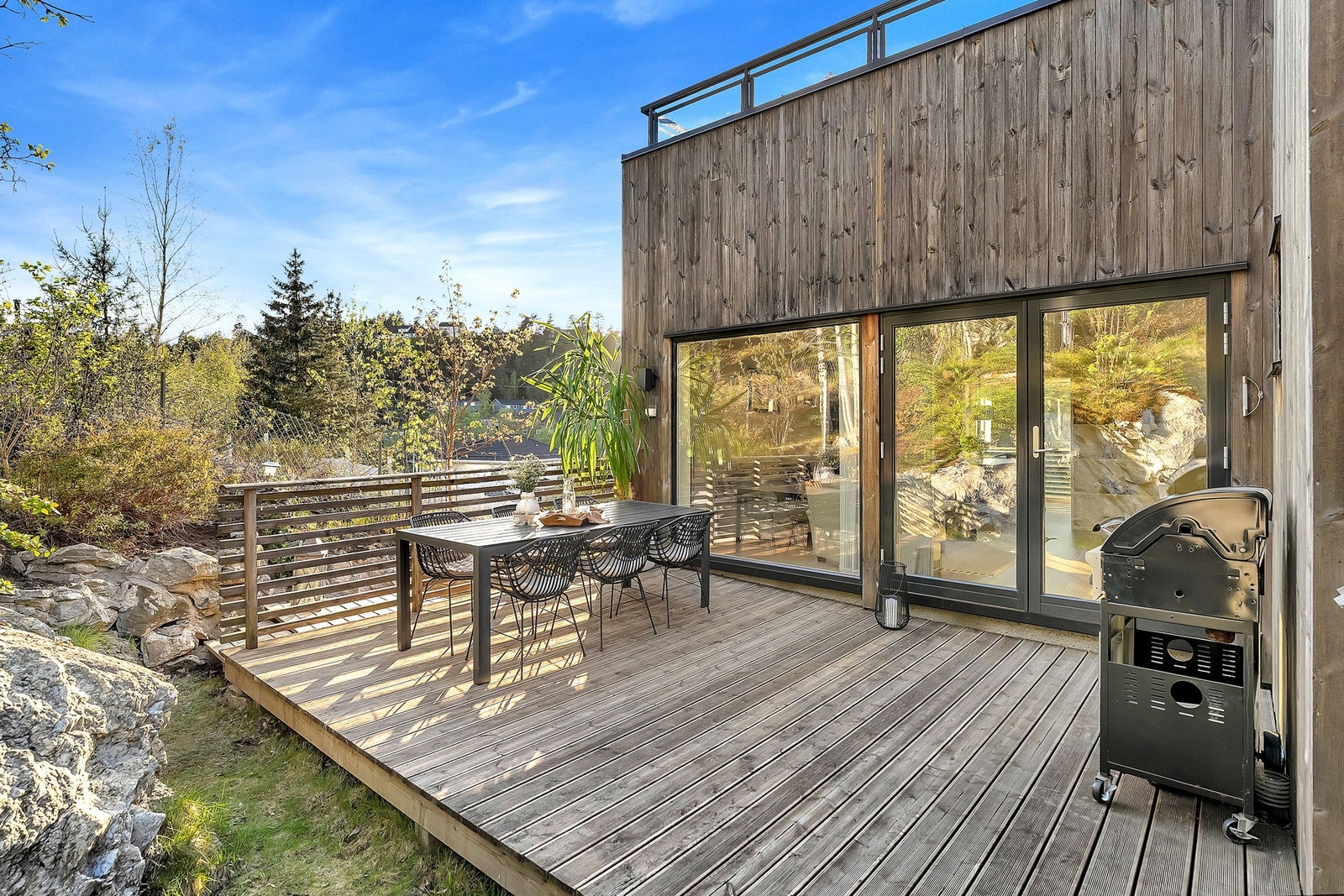 Terrassen er perfekt for å nyte morgenkaffen eller en middag i solen.
Her er det god plass til en sittegruppe samt en grill. Galleribilde
