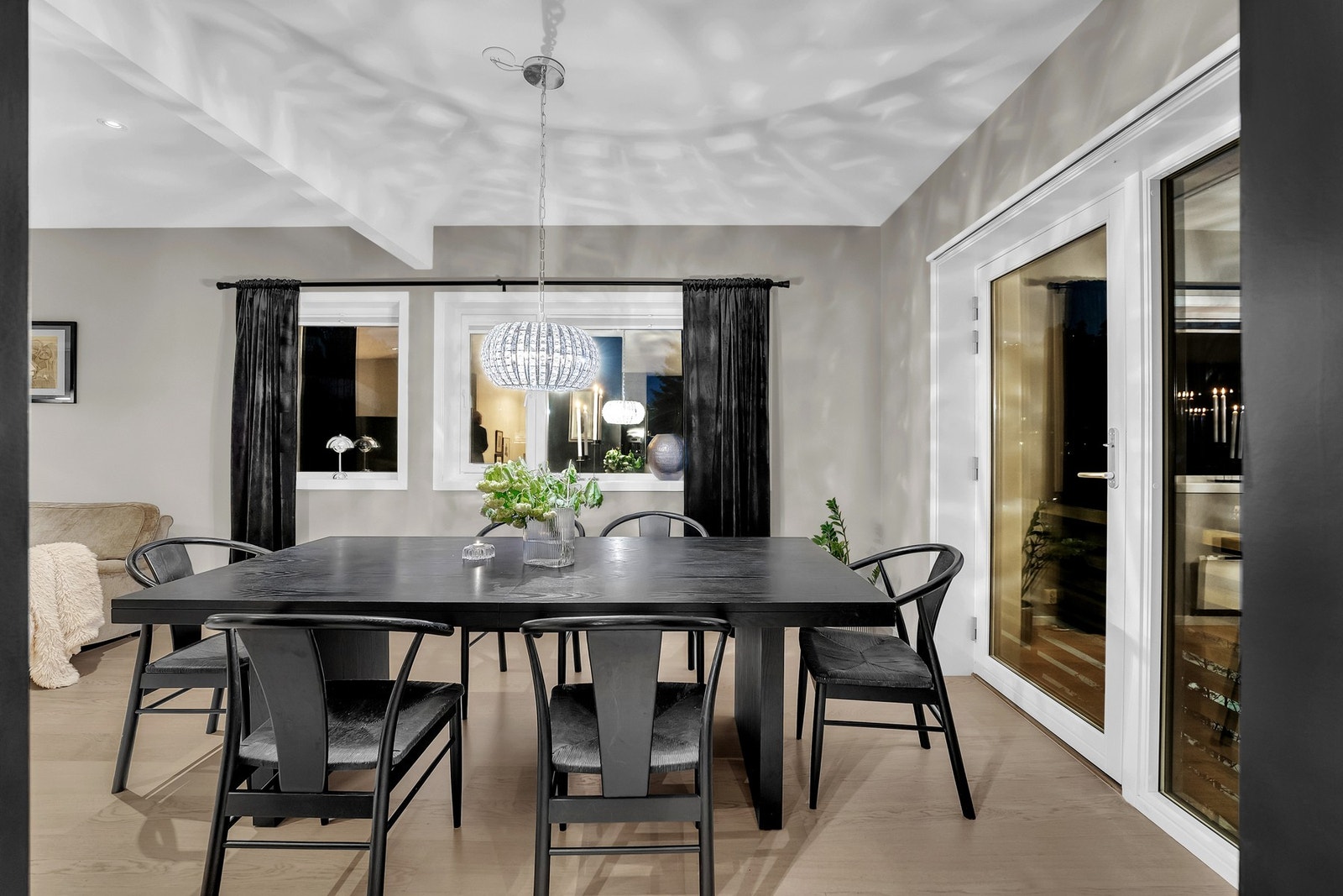 Eiendommen ligger i et sentralt, attraktivt og familievennlig boligområde mellom Rasta og Vallerud i Lørenskog kommune. Galleribilde