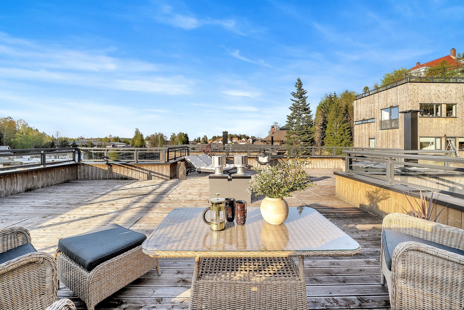 Med sol fra tidlig til sent er dette en naturlig forlengelse av stueområdet i sommerhalvåret. Galleribilde