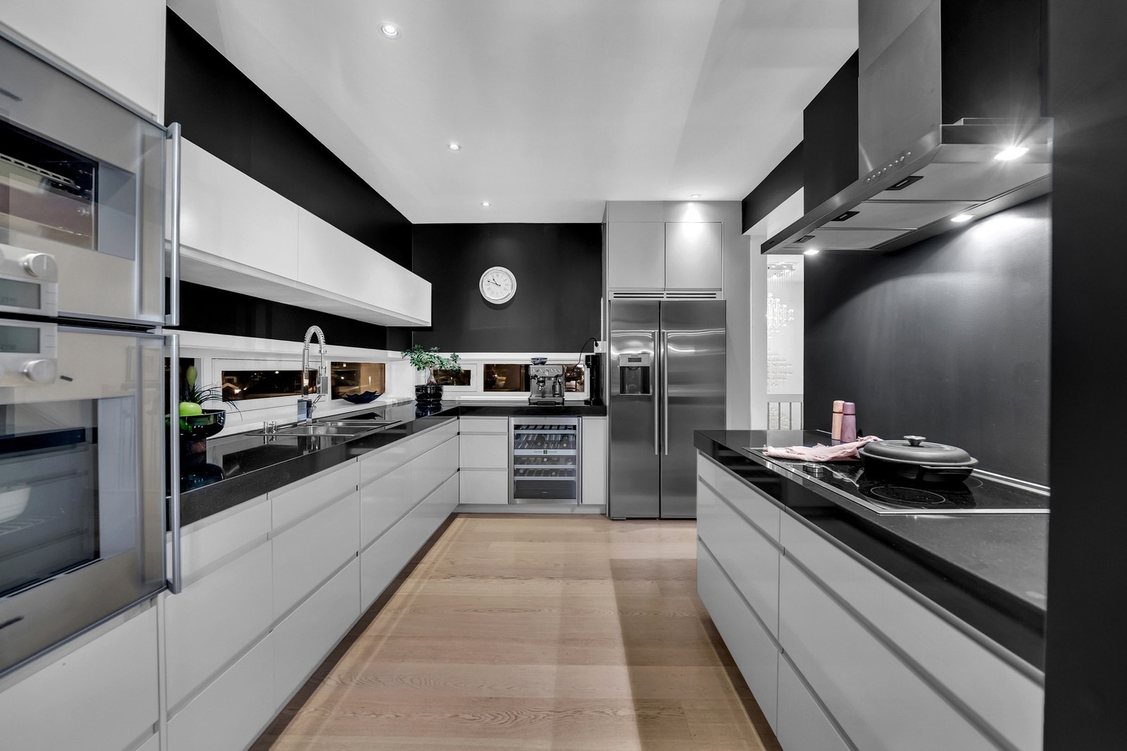 Her bor du med følelsen av fred og ro, samtidig med nærhet til hverdagsfasiliteter som skoler, barnehager, kollektivtransport, samt et rikt utvalg av fasiliteter og servicetilbud. Galleribilde