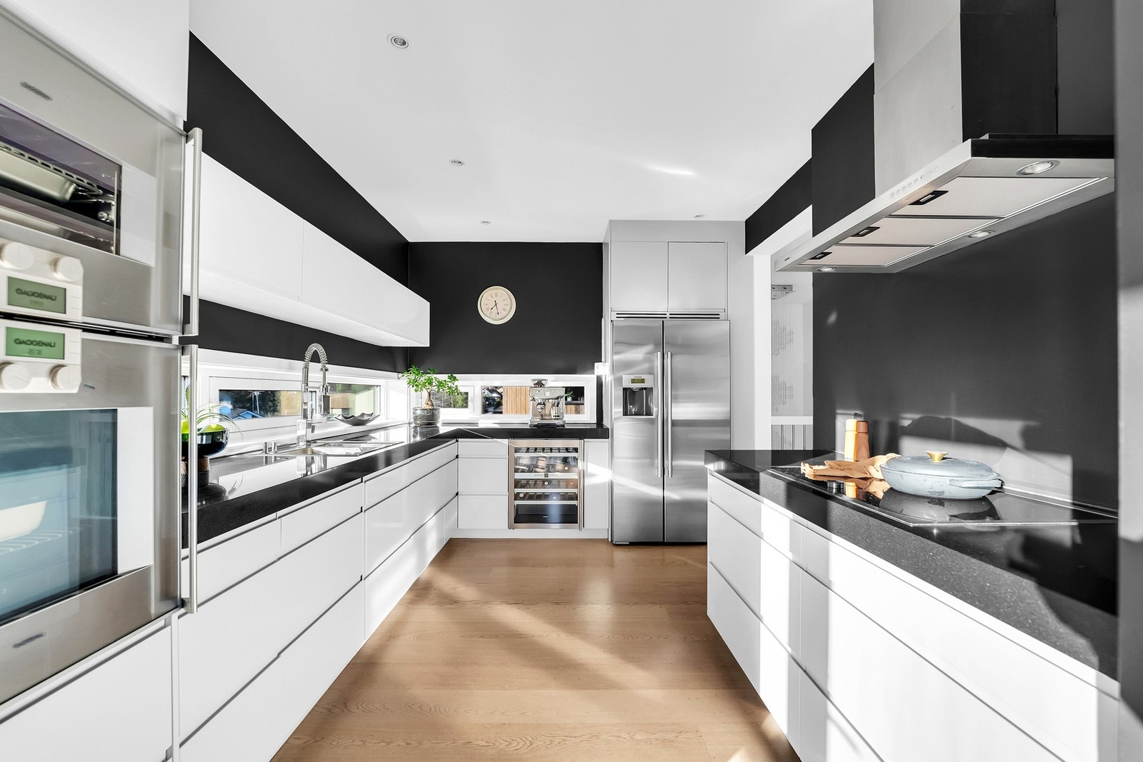 Kjøkkenet har en moderne innredning med glatte fronter, innfelte håndtak og en nydelig benkeplate i sten - både funksjonelt og stilrent. Galleribilde