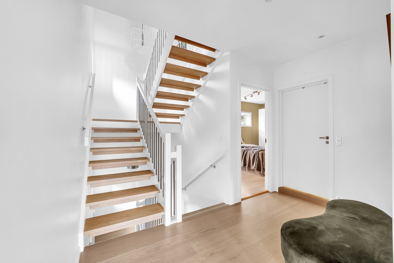 Fra entréen i underetasjen kommer vi opp til boligens første etasje med både tv-stue og flere soverom. Galleribilde