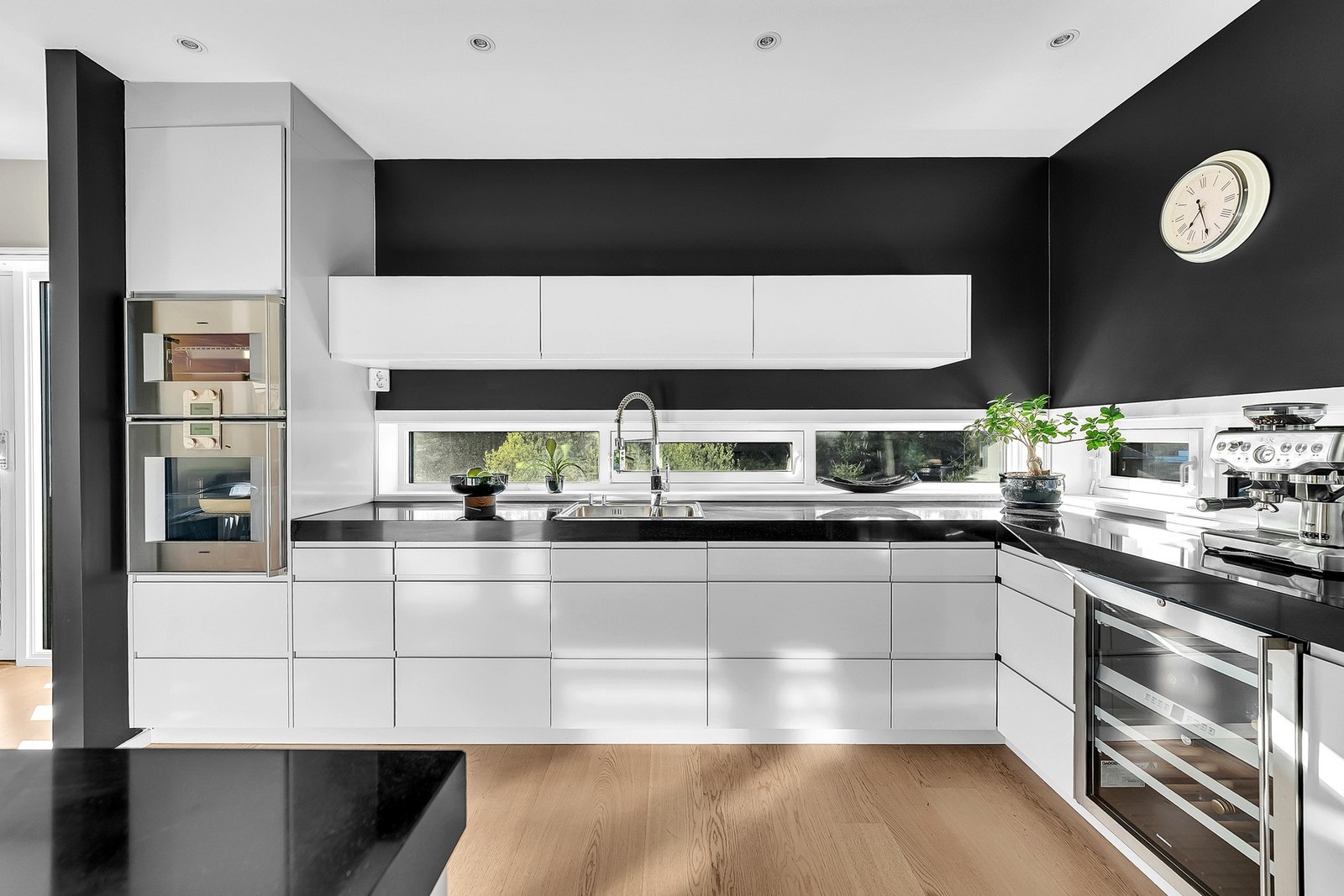 Det er godt utstyrt med integrerte hvitevarer som ovn i praktisk arbeidshøyde, platetopp, vinskap, kjøleskap med fryser og oppvaskmaskin. Galleribilde