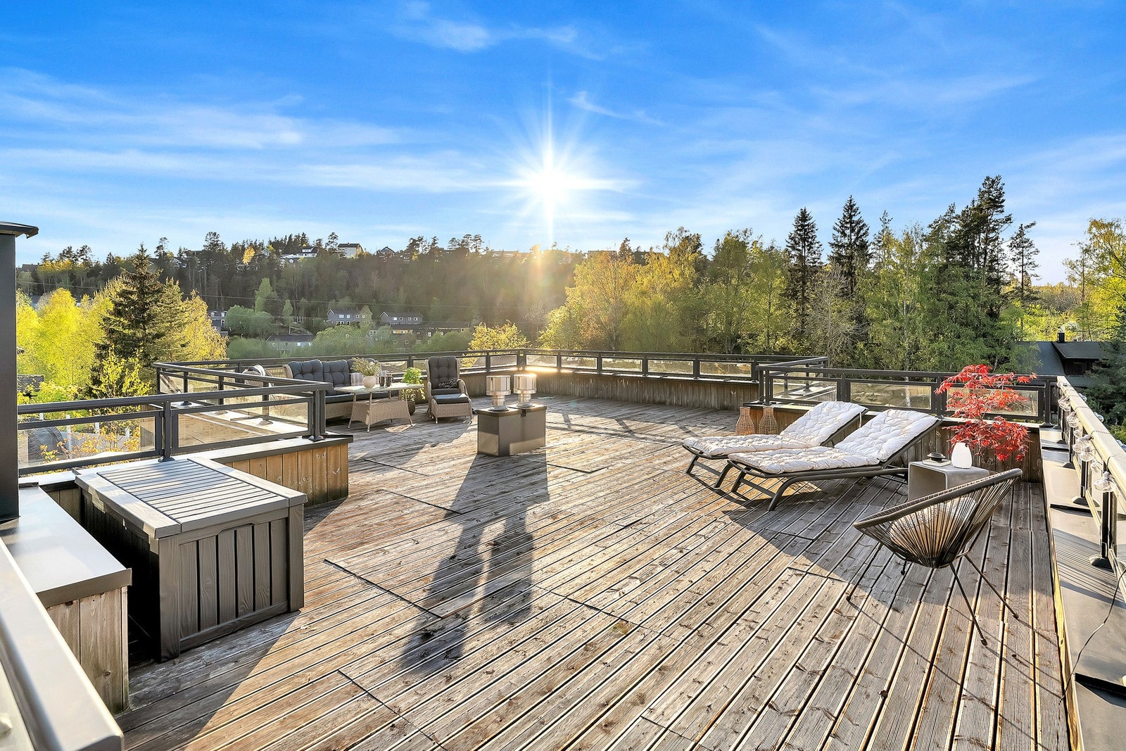 Romslig og solrik takterrasse på hele 80 m² - en privat oase med fantastisk utsikt og mange møbleringsmuligheter. Galleribilde