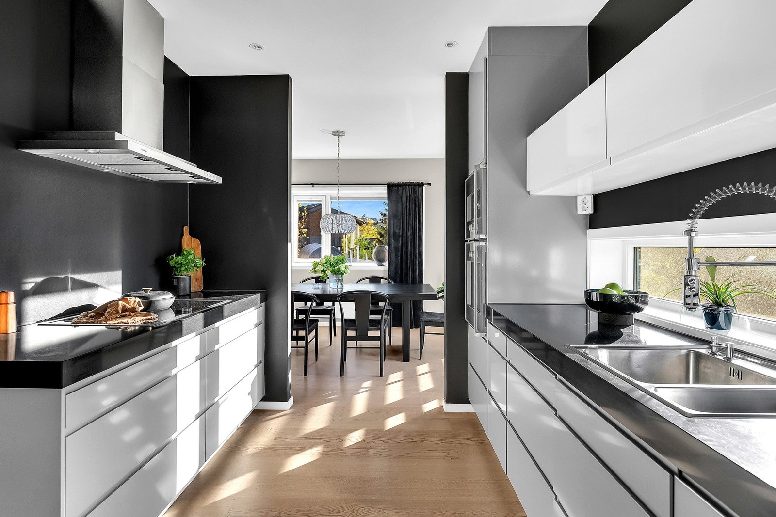 Her er det rikelig med oppbevaringsplass i både skuffer og skap, samt god benkeplass for effektivt arbeid. Galleribilde