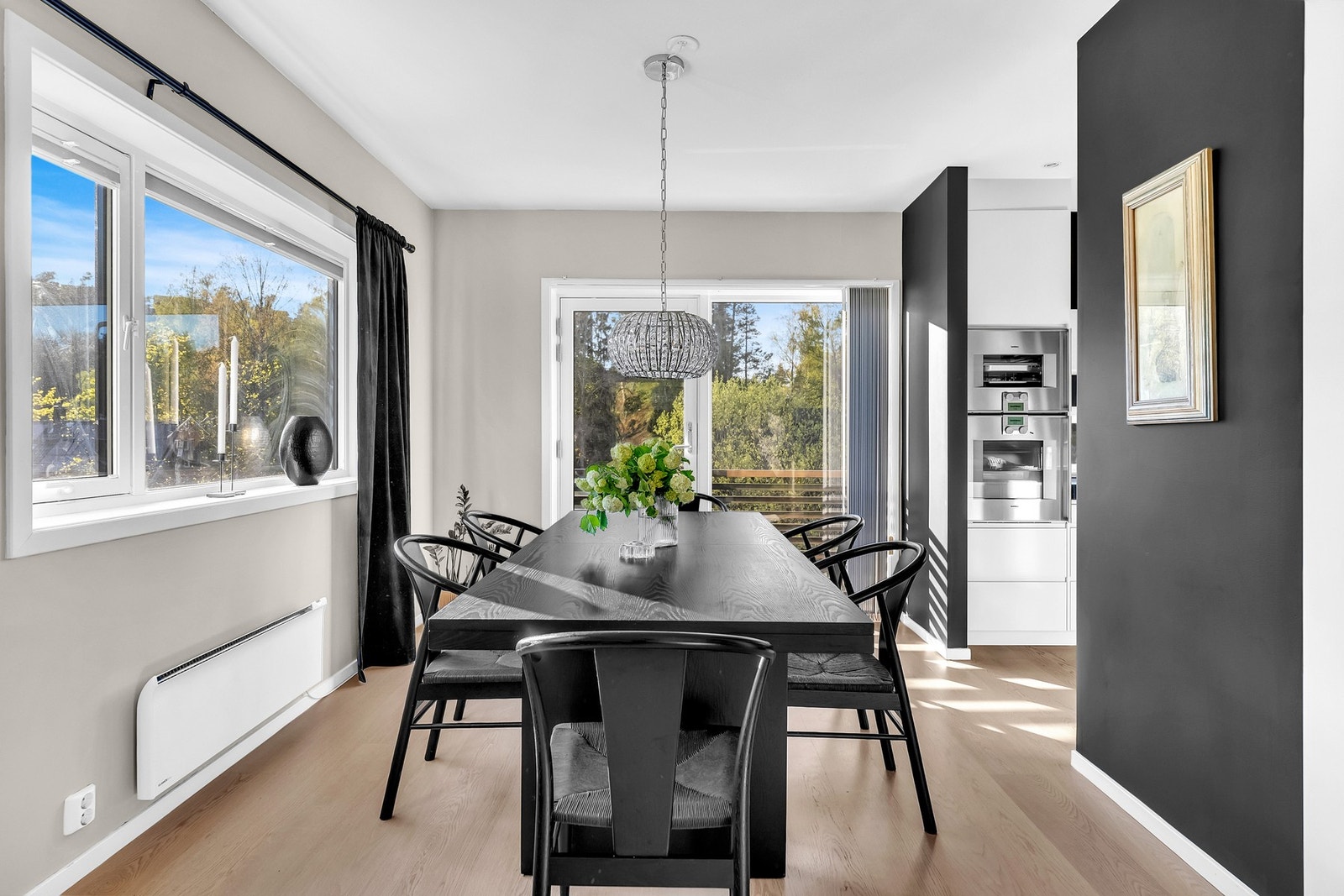 Tilbake inne igjen finner vi en luftig spisestue med plass til langbord - ideell for både hverdag og fest. Galleribilde