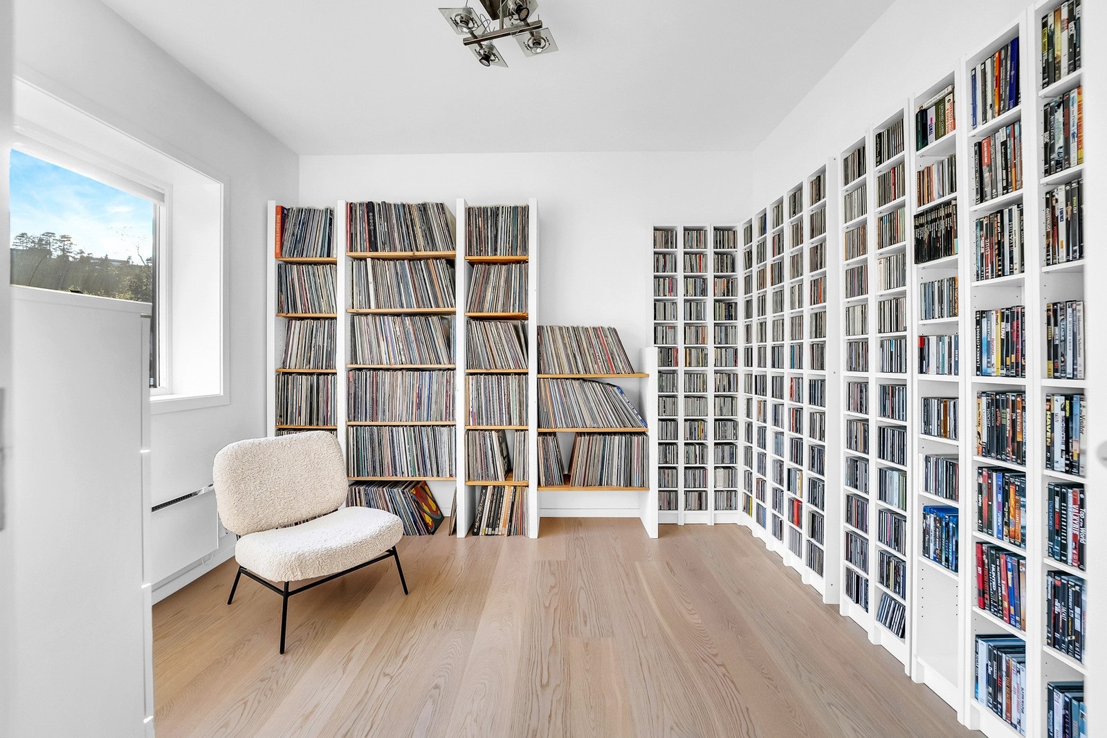 Fra stuen har vi tilgang til det som i dag blir brukt som et eget bibliotek.
Dette er et fleksibelt rom som blant annet også kan brukes som boligens 3 soverom, gjesterom, hjemmekontor eller ekstra barnerom. Galleribilde