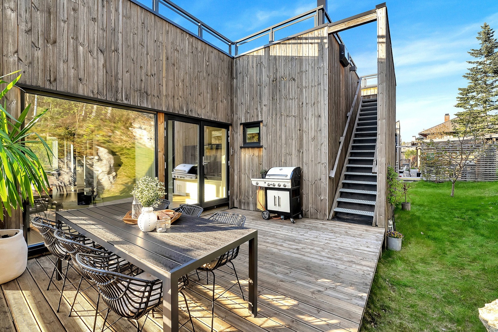 Her finner vi også trappen opp til boligens krone - nemlig takterrassen!
Vi skal straks ta en titt på denne. Galleribilde