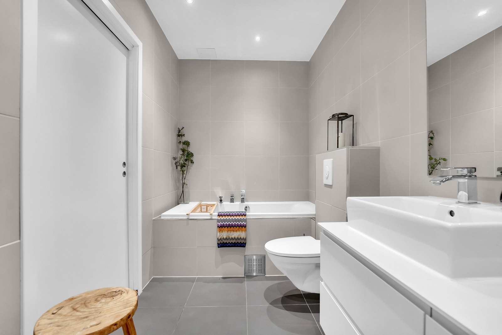 Badet i denne etasjen har flislagte overflater, behagelig gulvvarme og downlightsbelysning i taket. Galleribilde