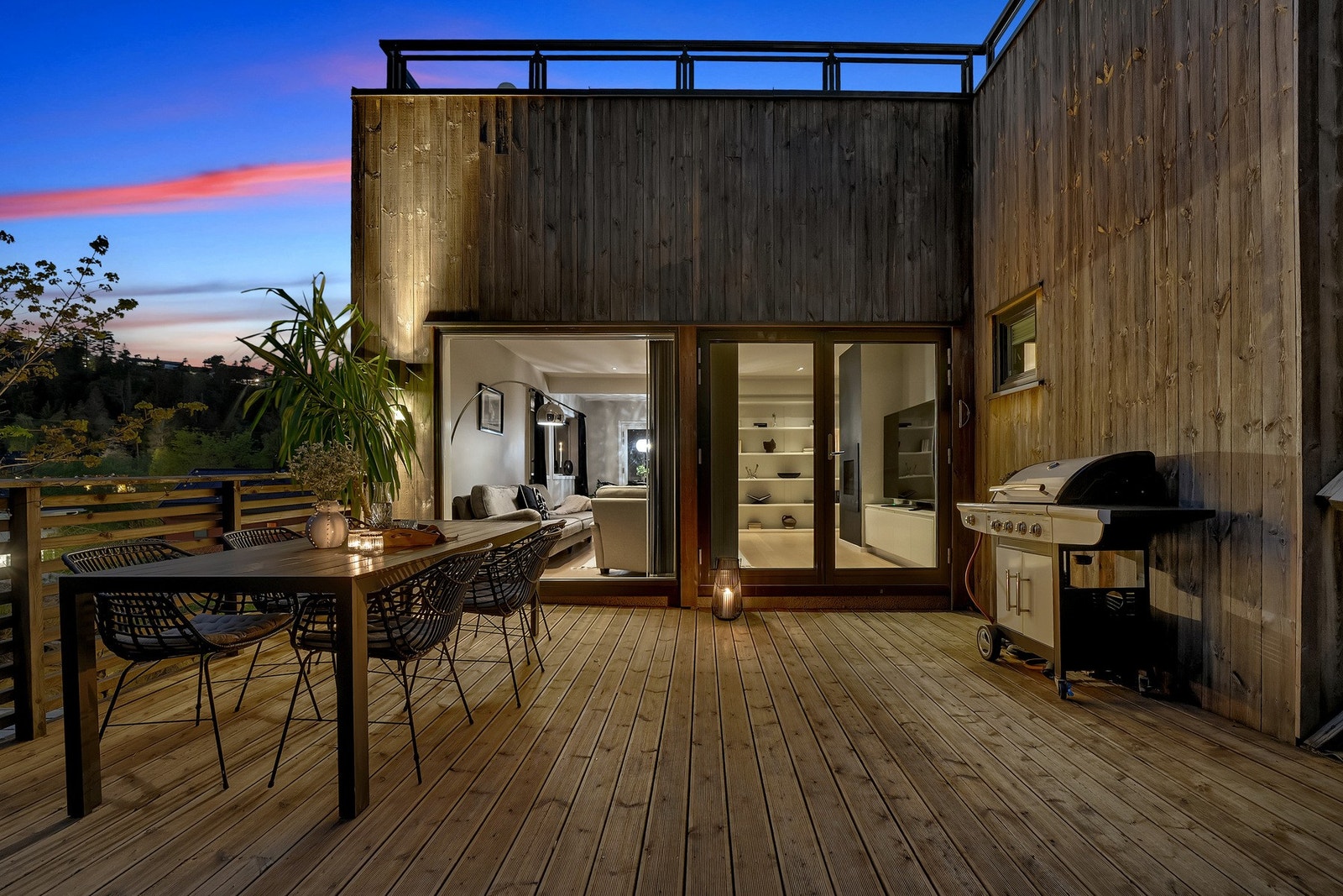 Bjørndalsveien 26D har en moderne og arkitektonisk spennende fasade med integrert carport, belyst innkjørsel og frodige omgivelser - gir et solid førsteinntrykk Galleribilde