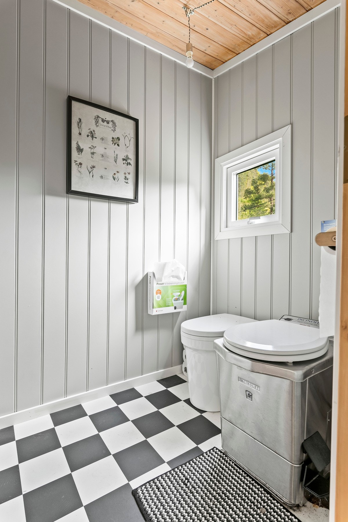 Hytta har i dag forbrenningstoalett, samt urinal. Galleribilde