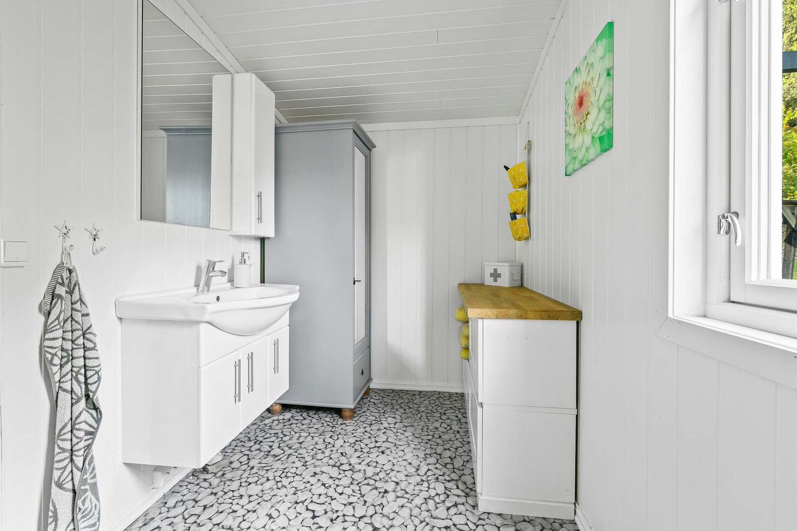 Hytta har ikke godkjent utslippstillatelse for gråvann pt., men eier har inngått en avtale med hyttenaboer om å få brakt dette i orden. Galleribilde