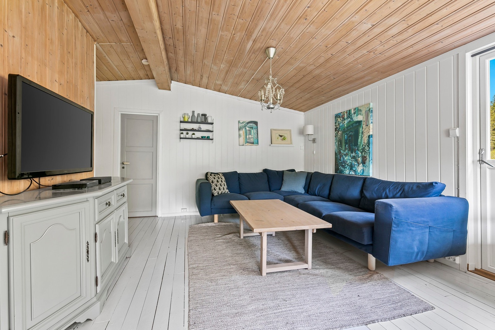 Hytta er oppført med solide materialvalg, som heltrebord på gulv, samt trepanel på vegger og i himling. Galleribilde