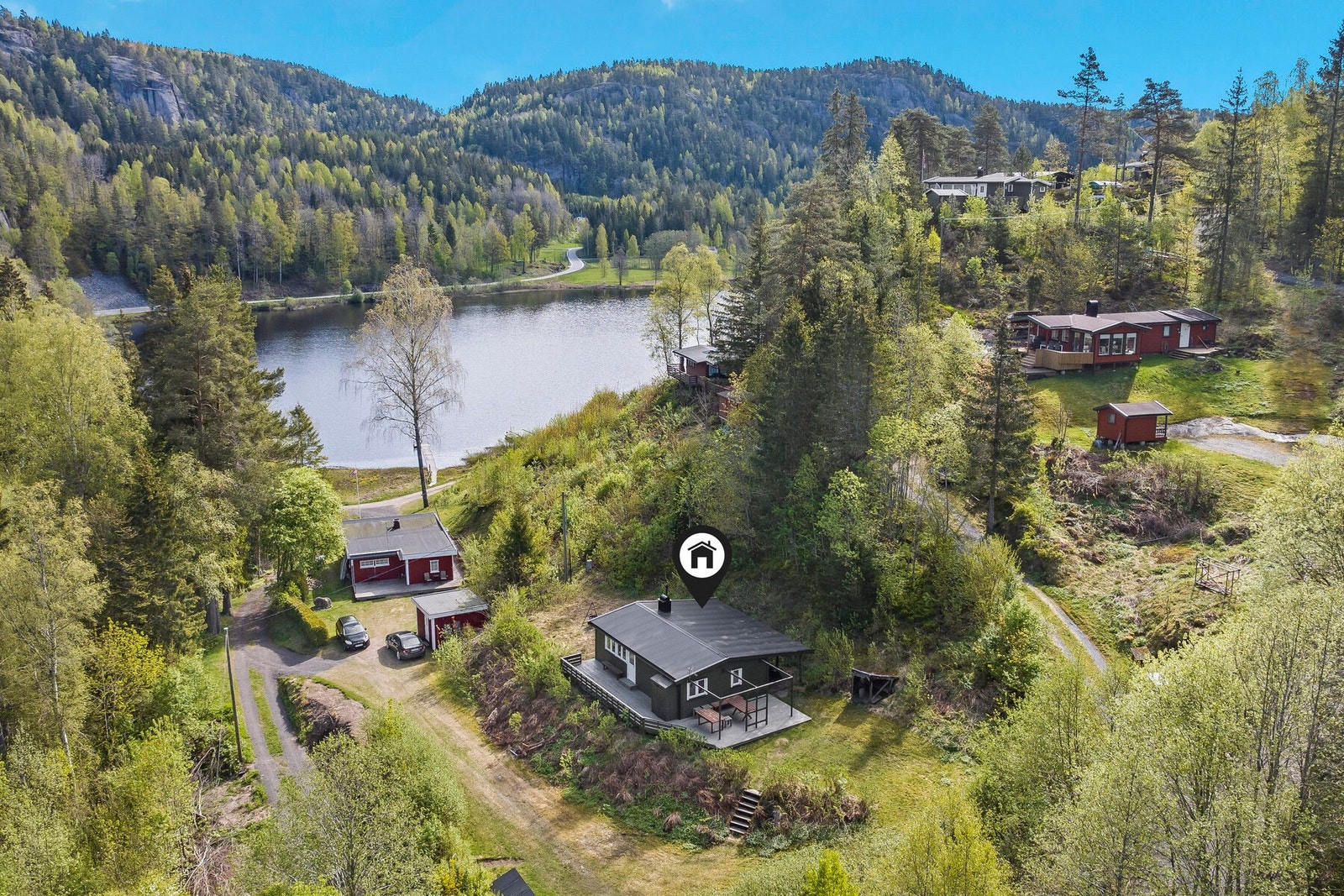 Hytta ligger på et hyttefelt fra 1970-tallet med umiddelbar nærhet til flotte turområder. Galleribilde