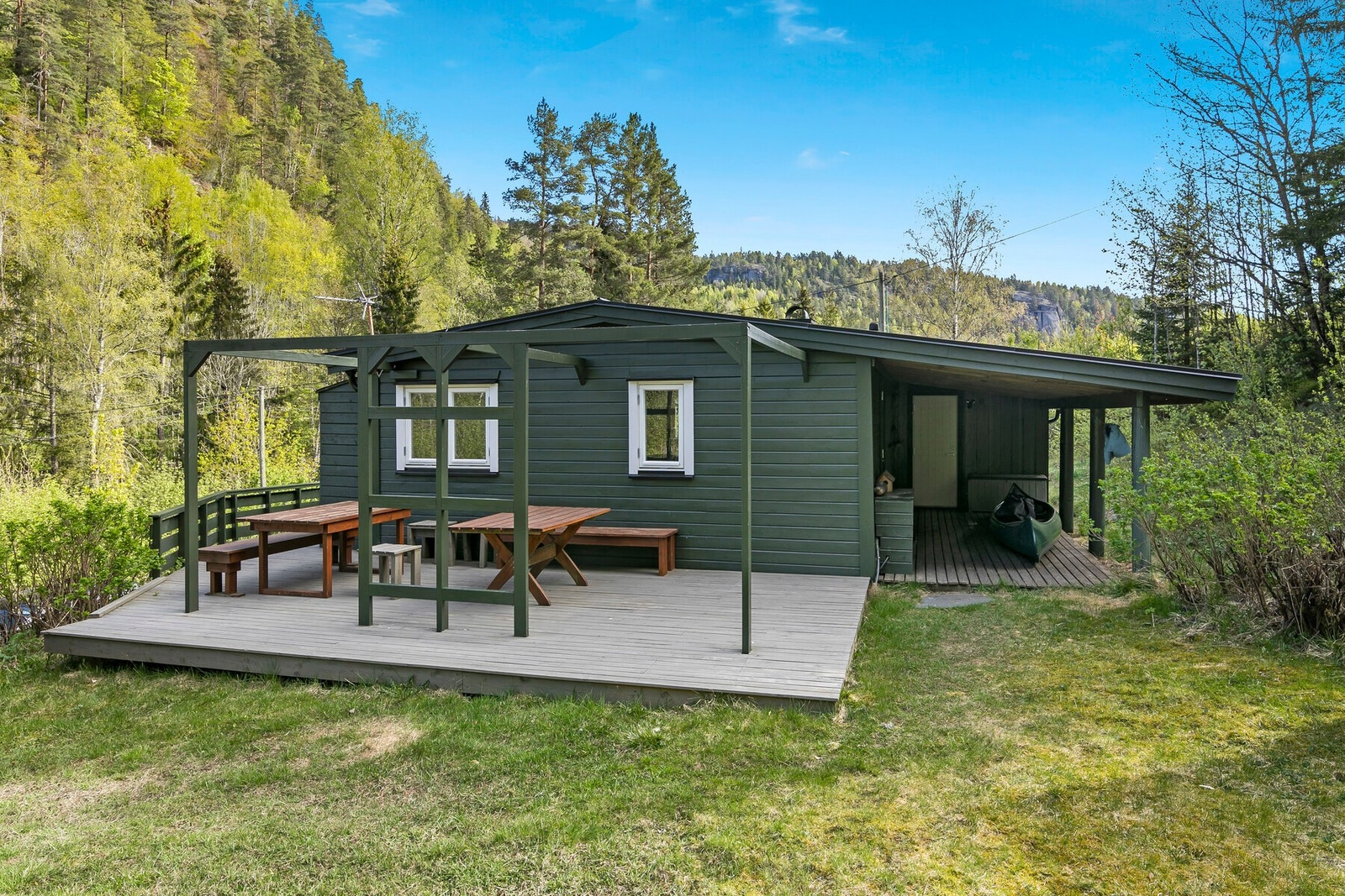 Taket ble nylig fornyet, i tillegg til deler av kledningen med etterisolering. Nyere platting avbildet. Galleribilde