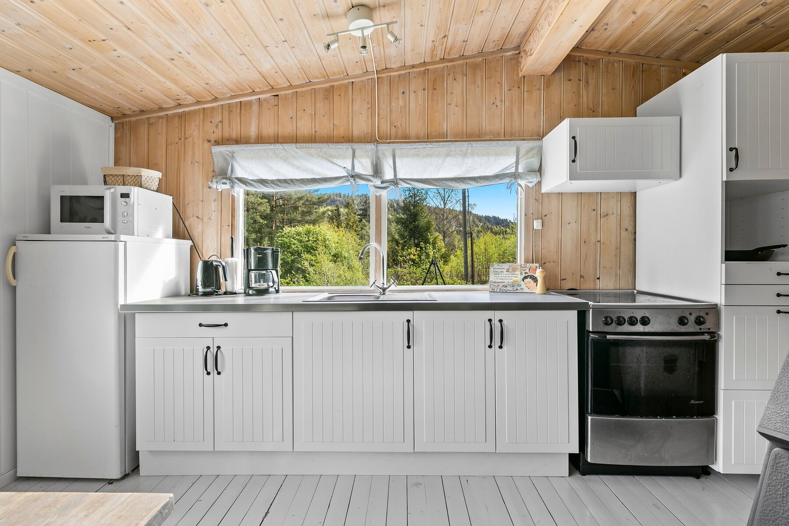 Kjøkkenet ligger i åpen løsning til stua som gir et sosialt allrom. Galleribilde