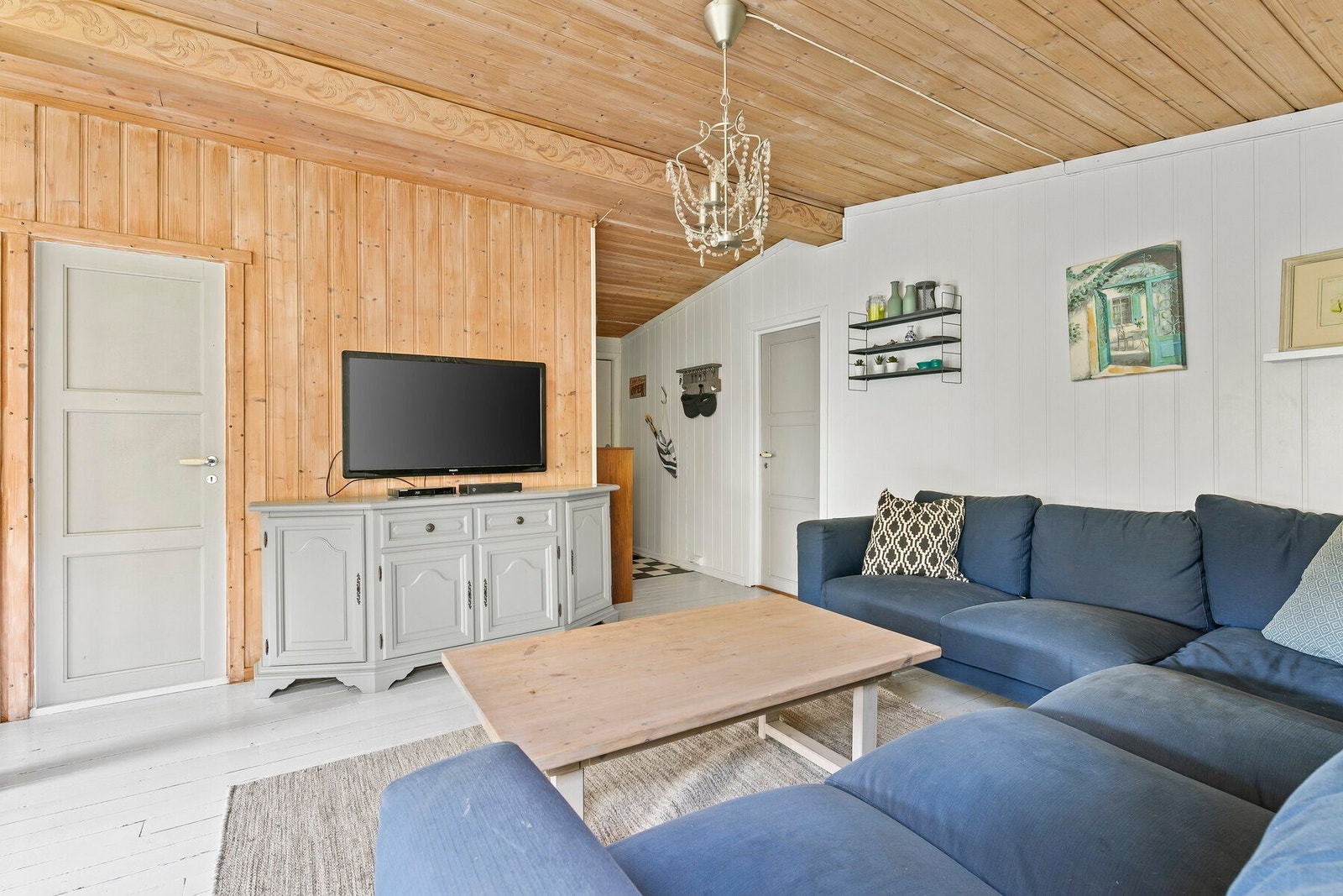 Hytta har innlagt strøm, vann til vegg, samt forbrenningstoalett. Se mer informasjon i annonseteksten om innleggelse av vann/renseanlegg. Galleribilde