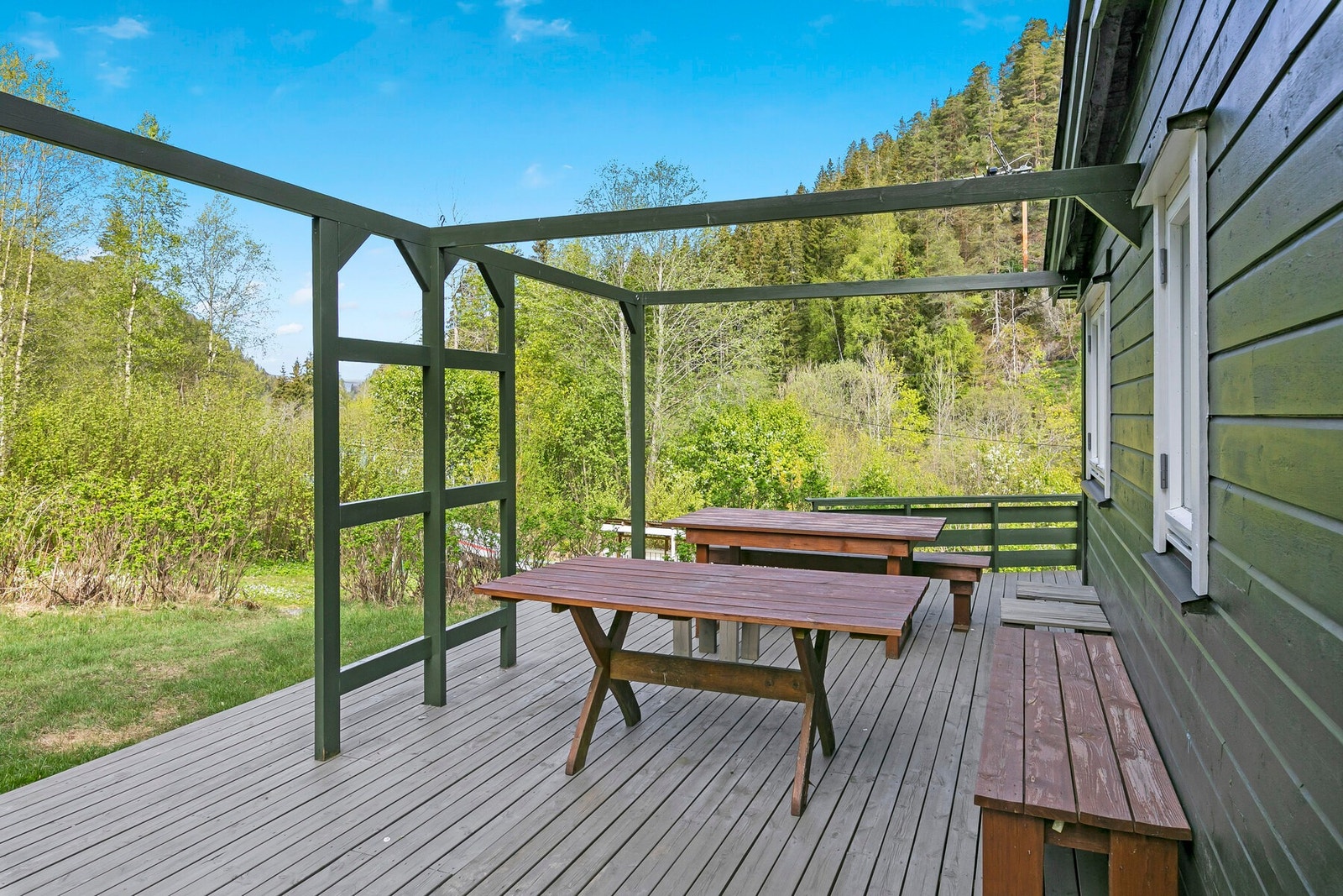 Det er kjørevei helt frem til hytta, med gode parkeringsmuligheter på egen tomt. Galleribilde