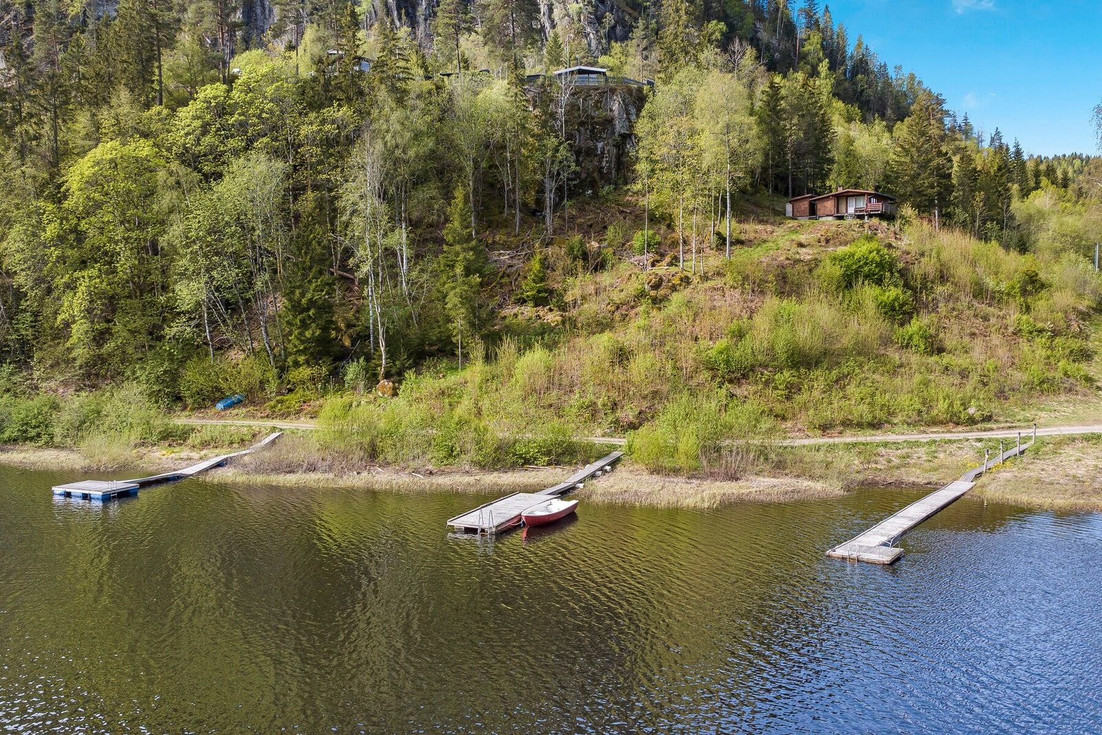 Med hytta følger det båtplass langs brygge som deles med hyttenaboer. Båten til selger kan medfølge handelen. Galleribilde