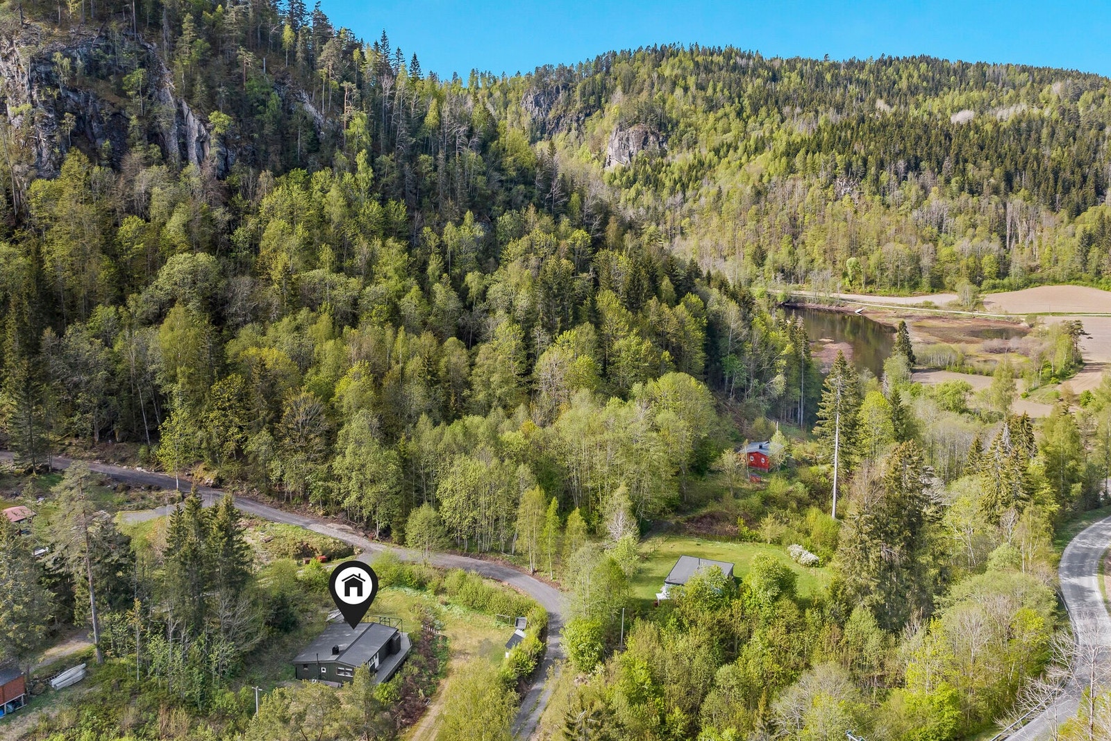 For deg som er glad i fiske er det flere fine muligheter i området, med bla. Farriselva som tar deg til Farris. Galleribilde