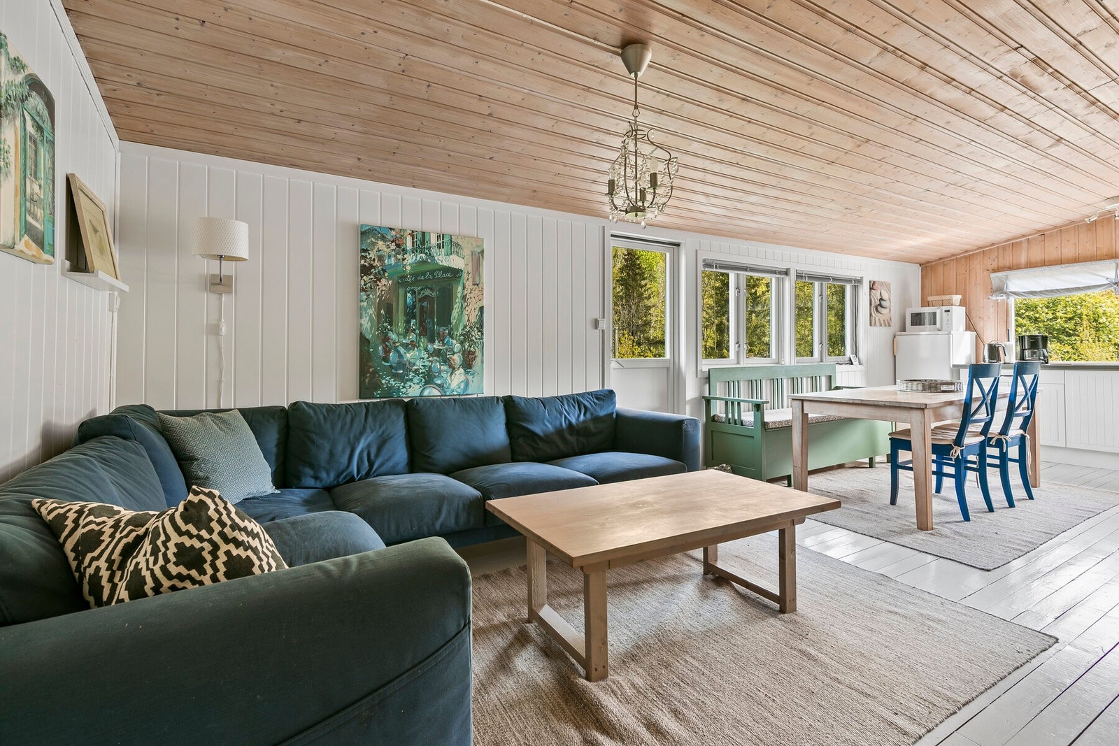 Stua har overraskende god takhøyde med skråtak. Galleribilde