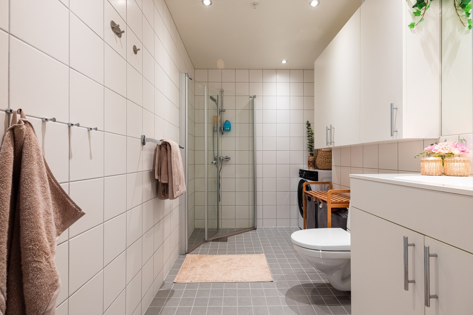 Flislagt bad fra 2018 med varme i gulv og downlights i himling. Godt med skapplass for oppbevaring av baderomsartikler. Galleribilde