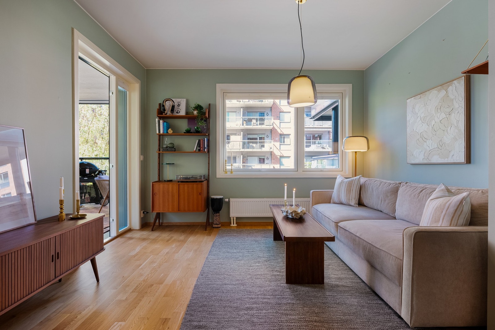Oppholdsrommet er malt i lyse fargevalg og har parkett på gulv - noe som er gjennomgående for hele boligen med unntak av bad. Galleribilde