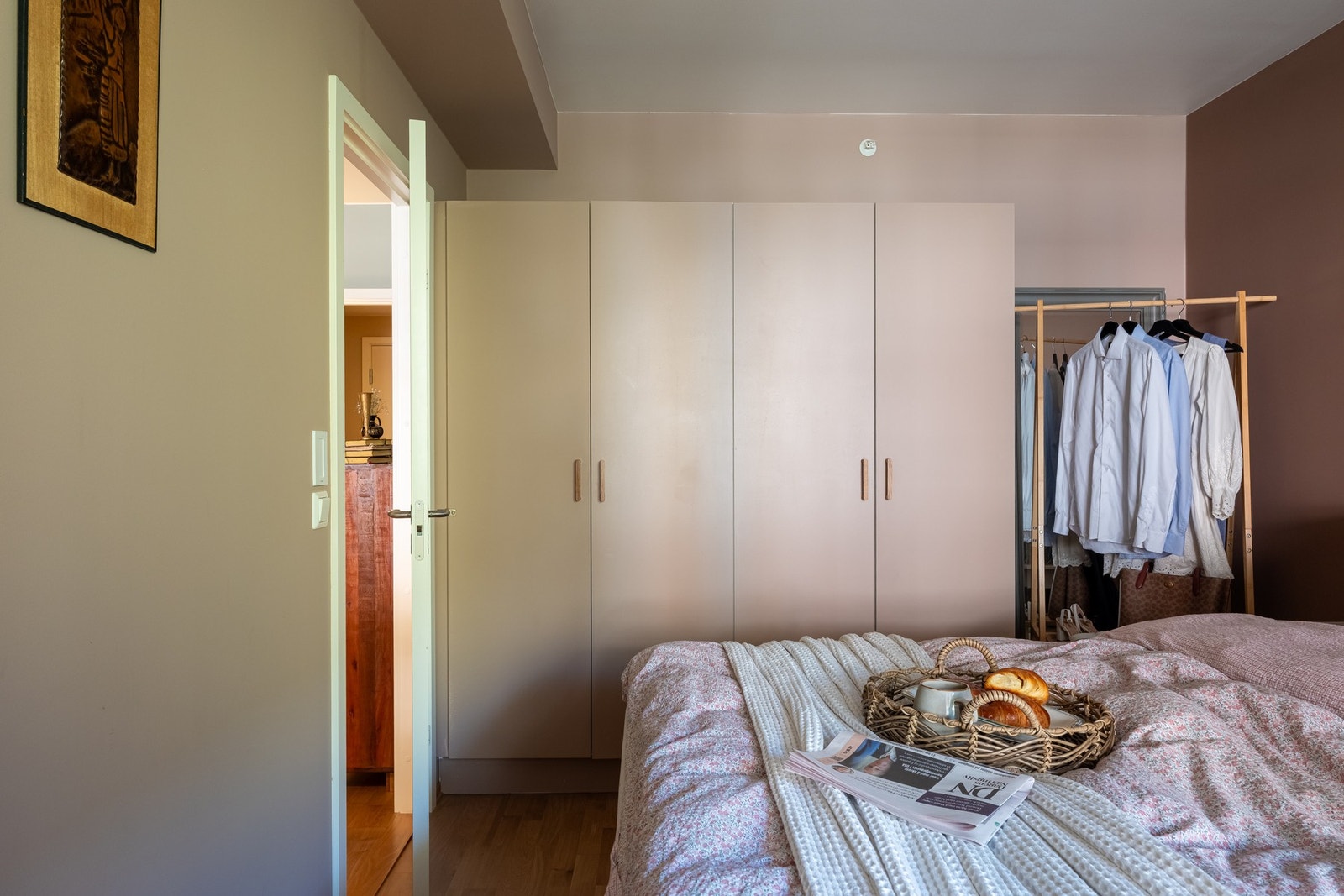 Det er godt med lagringsplass i garderobeløsningen som medfølger. Galleribilde