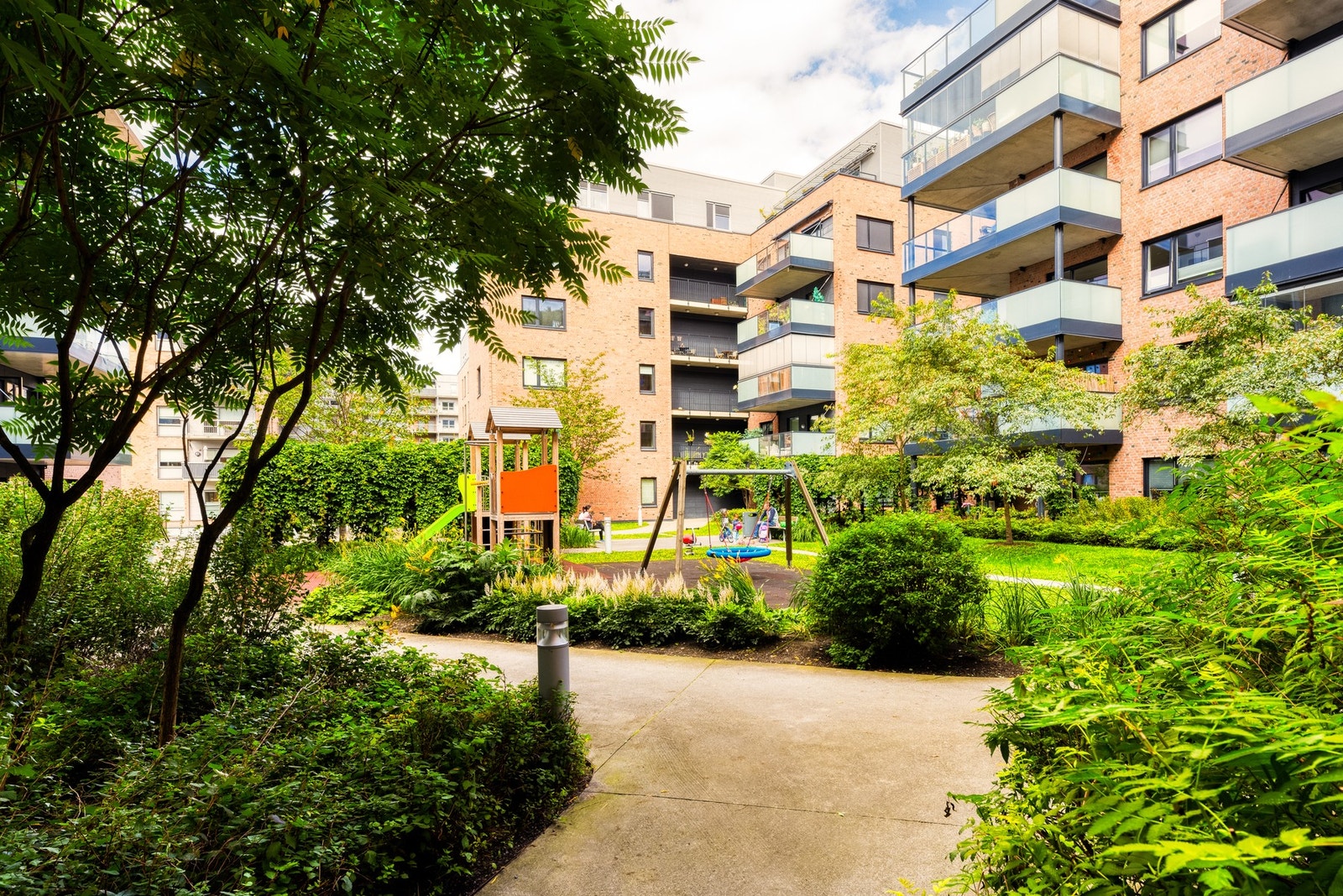 Fellesområdene er pent opparbeidet og du vil trives med å ta turen rundt i nabolaget. Galleribilde