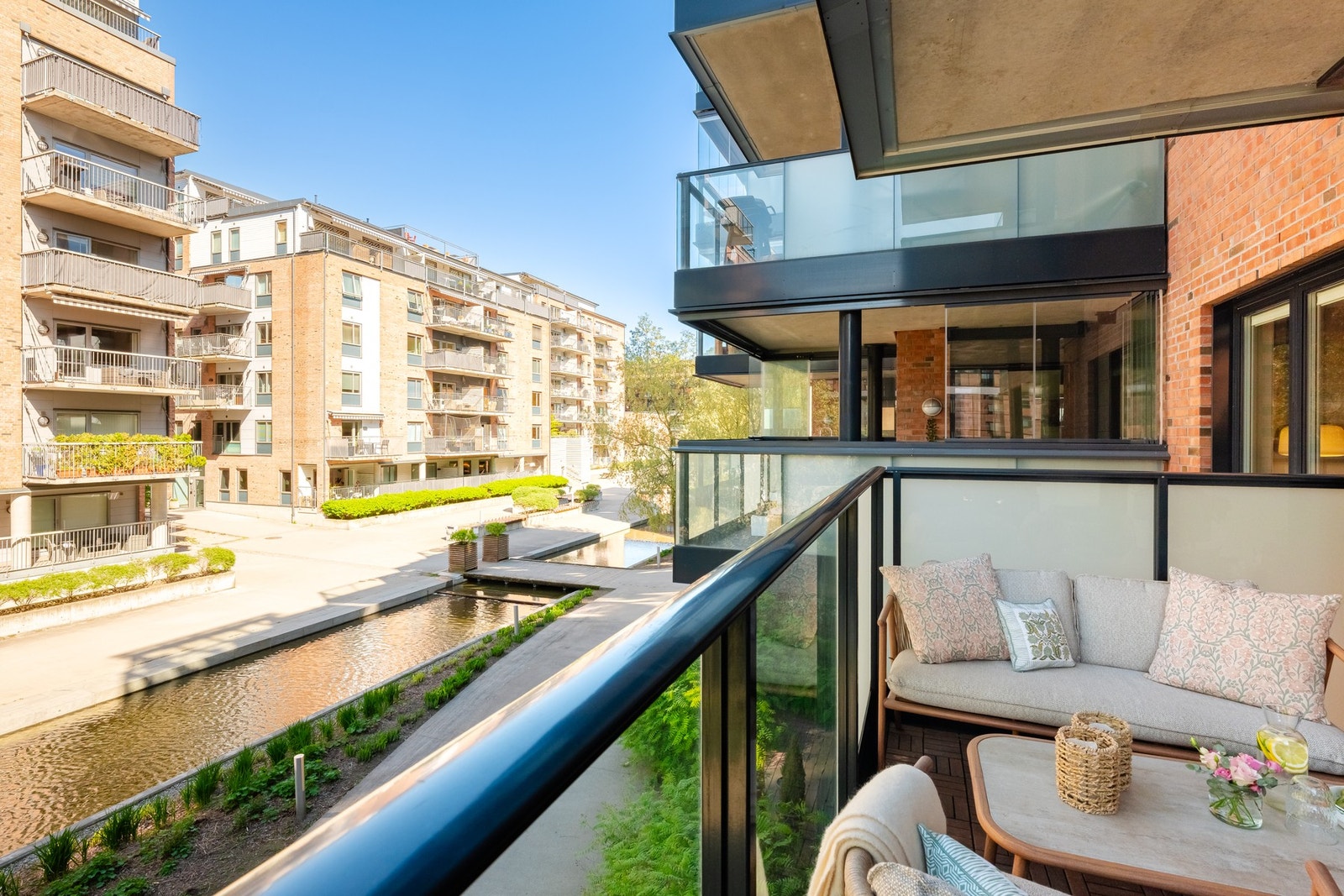 Hyggelig utsyn mot kanalen. Galleribilde