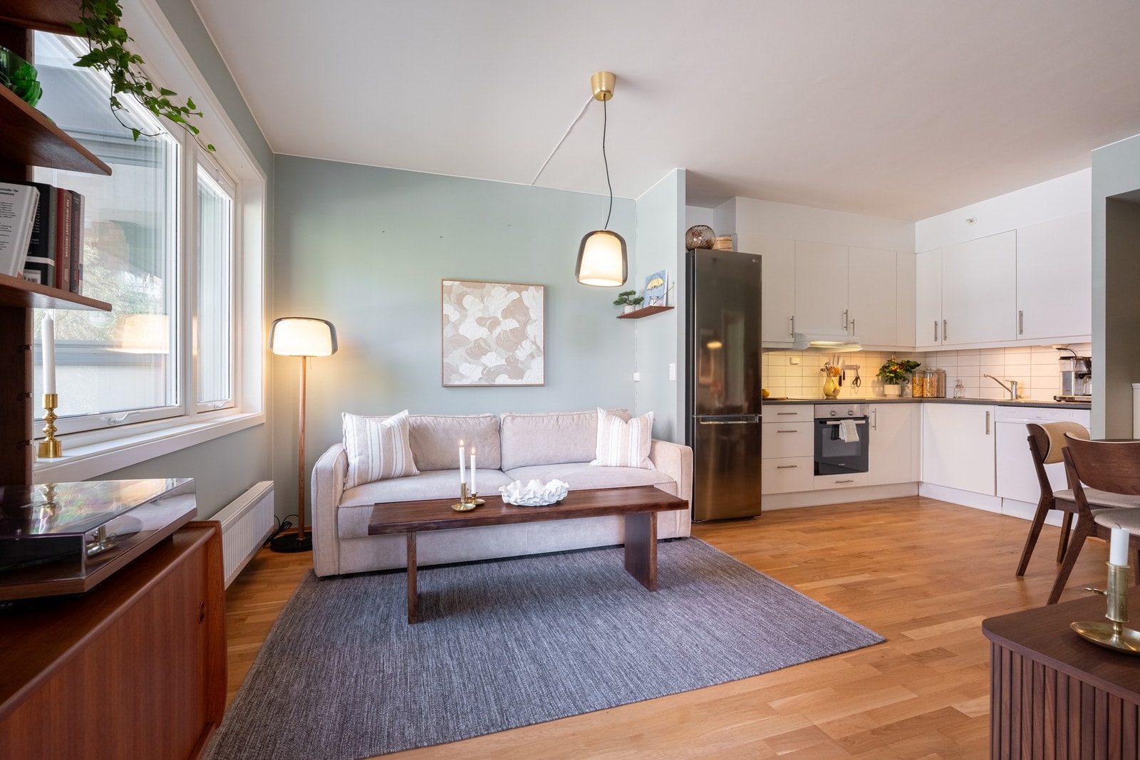 Stue og kjøkken ligger i en åpen løsning, noe som gir et luftig og sosialt allrom. Galleribilde