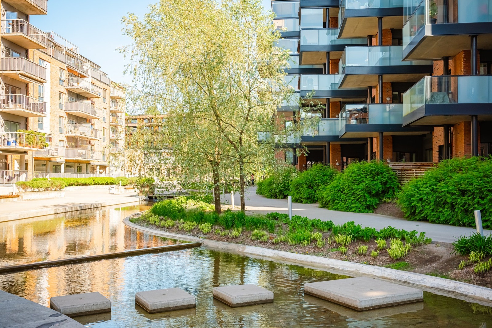 Gjennom Kværnerbyen går vannspeilet, en liten kanal med dam. Galleribilde