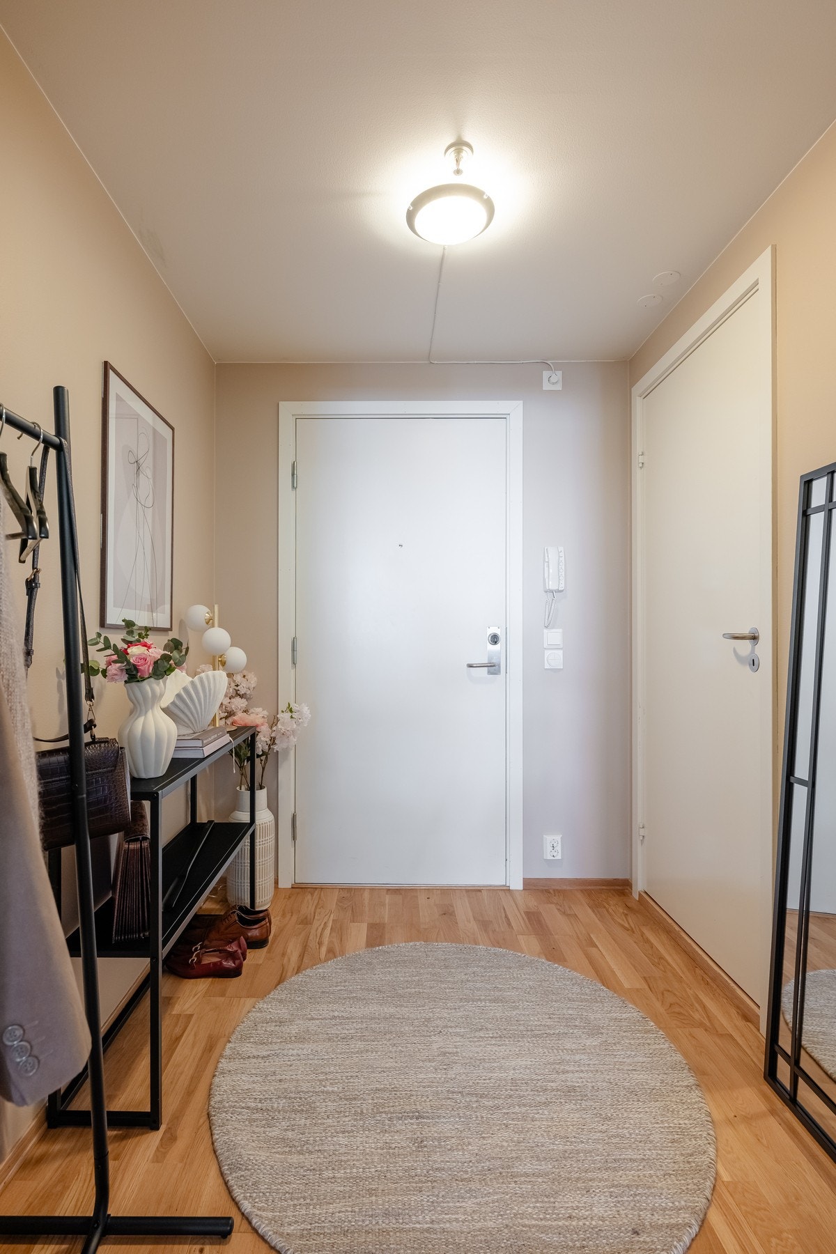 Lys entré med plass til knaggrekke, speil og kommode. Galleribilde