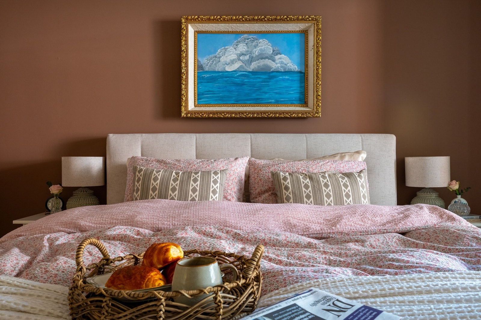 Rommet har plass for blant annet dobbeltseng, nattbord og kommode. Galleribilde