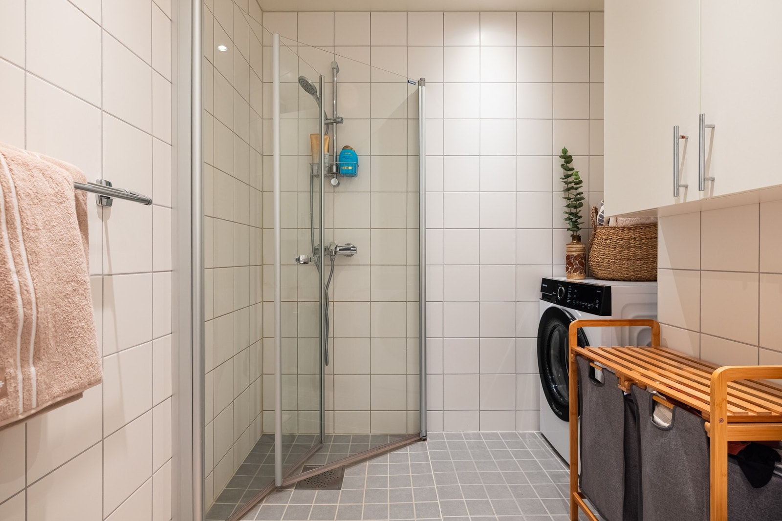 Praktisk nisje for vaskemaskin og tørketrommel. Galleribilde