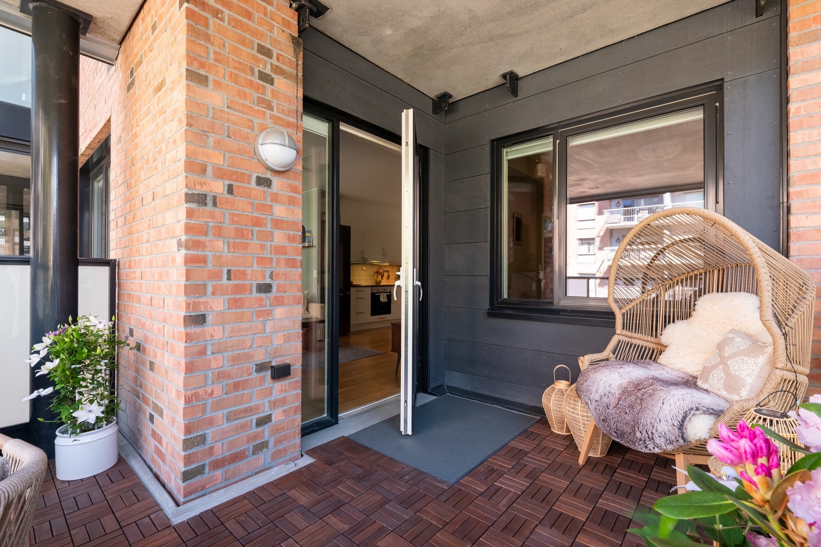 Balkongen blir som en ekstra stue på sommerstid hvor du vil la døren stå åpen stort sett hele dagen. Galleribilde