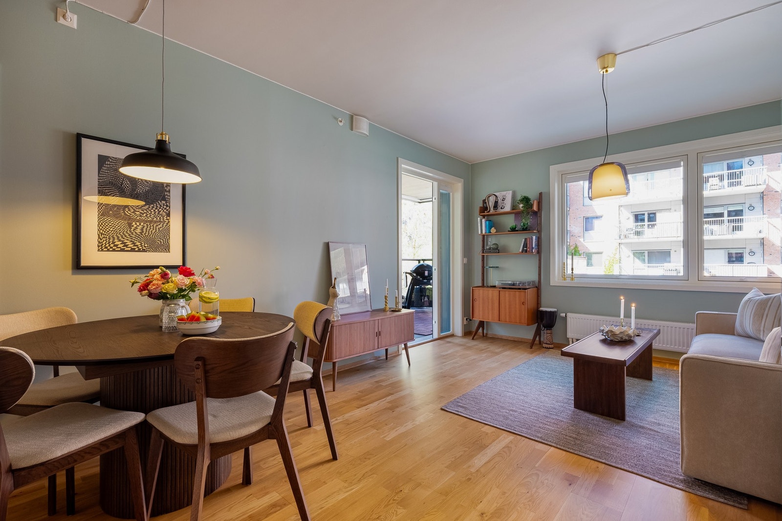 Boligen holder en gjennomgående god standard og fremstår lys og luftig med god takhøyde (2,62 m) samt store vindusflater. Galleribilde