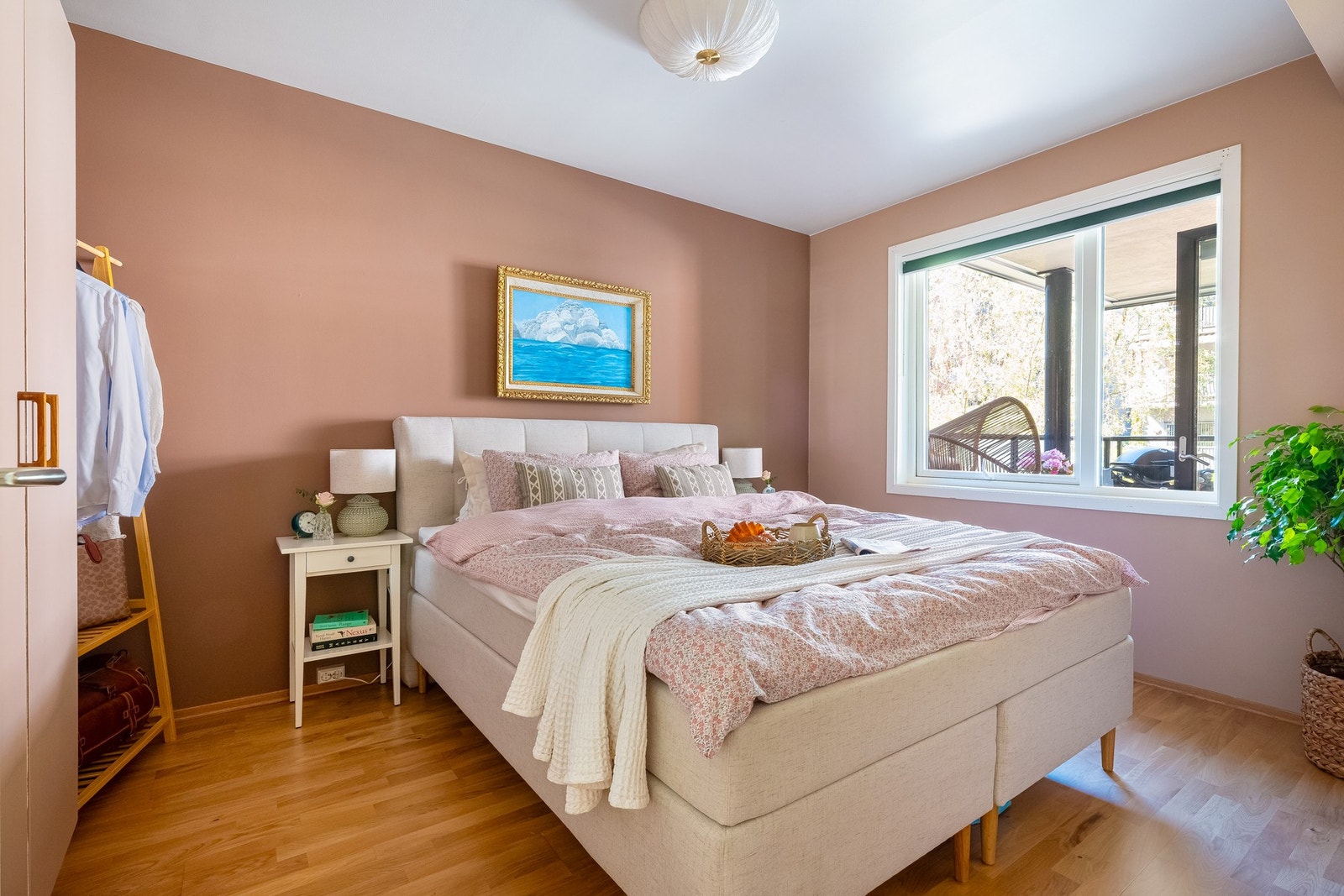 Leiligheten har et romslig soverom vendt mot egen balkong, så her er alt lagt til rette for å få en god natt med søvn. Galleribilde