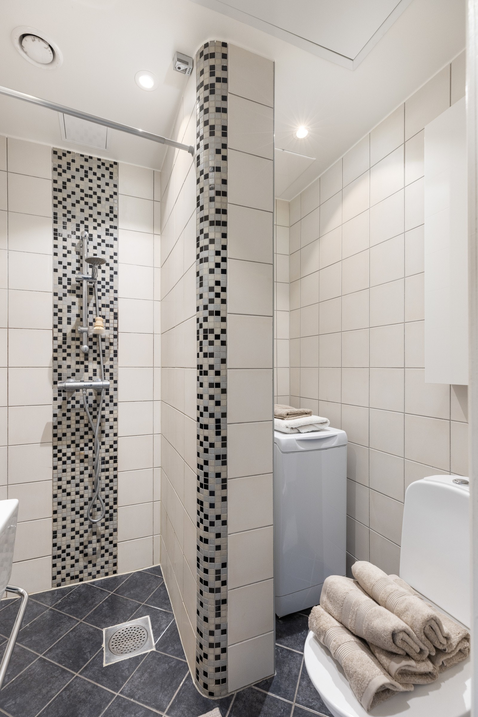 - Pent flislagt bad med varme i gulv og opplegg for vaskemaskin - Galleribilde