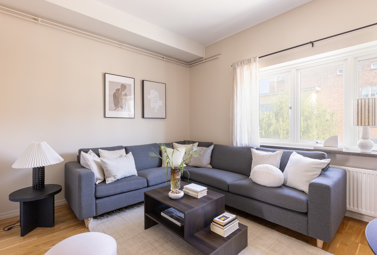 - Lys og fin stue med god plass til sofaseksjon - Galleribilde