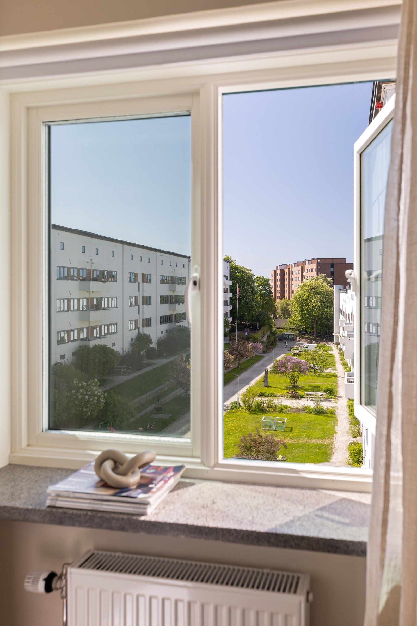 - Soverommene vender ut mot rolig bakgård - Galleribilde