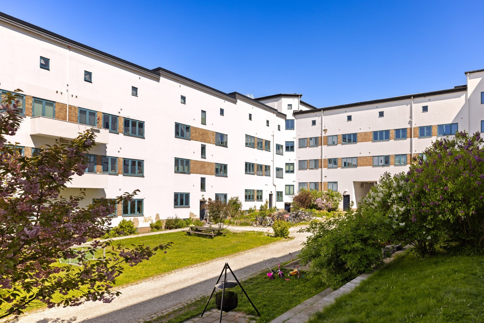 - Meget flott bakgård til glede for beboerne - Galleribilde