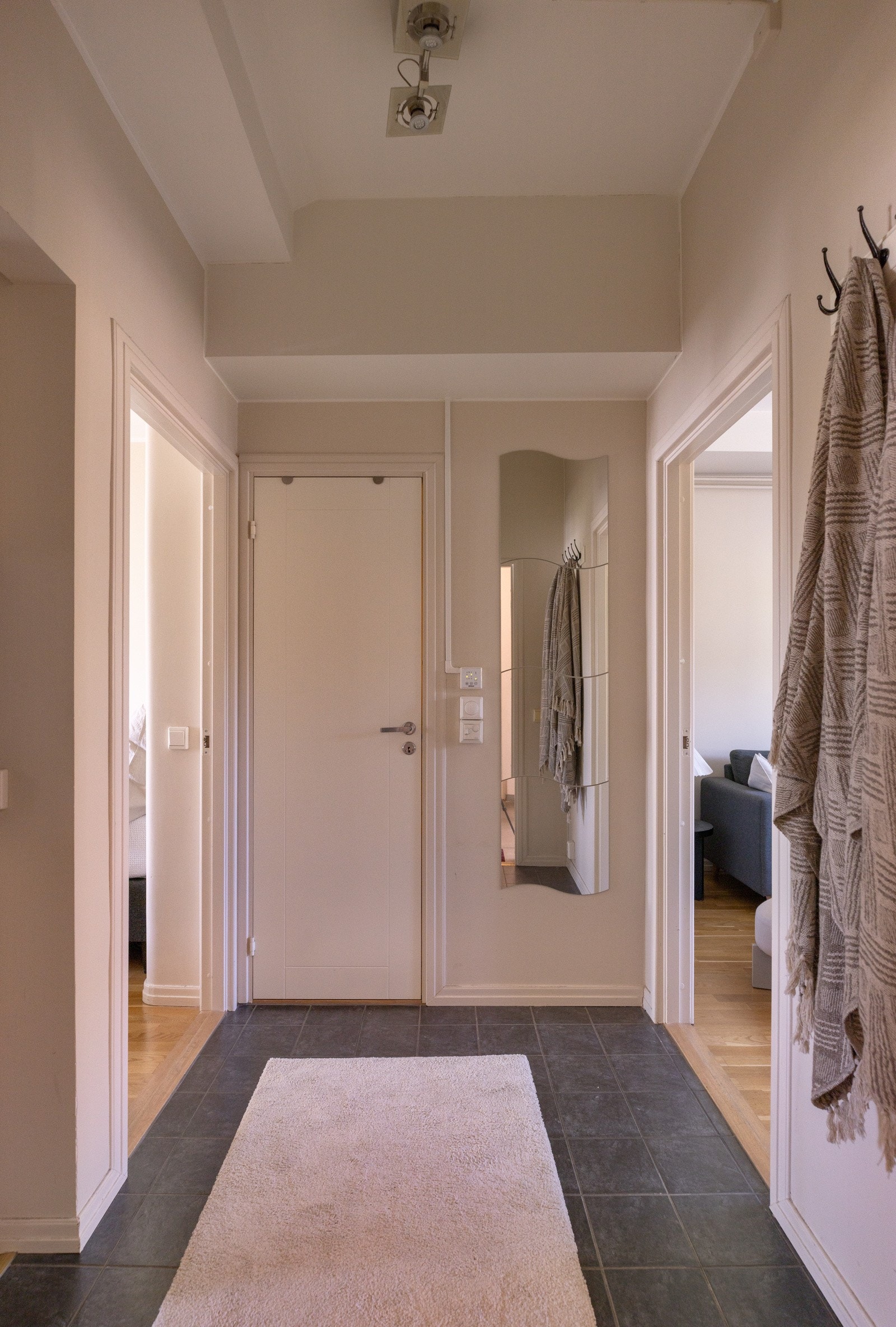 - Innbydende flislagt entrè som umiddalbart gir et godt førsteinntrykk - Galleribilde