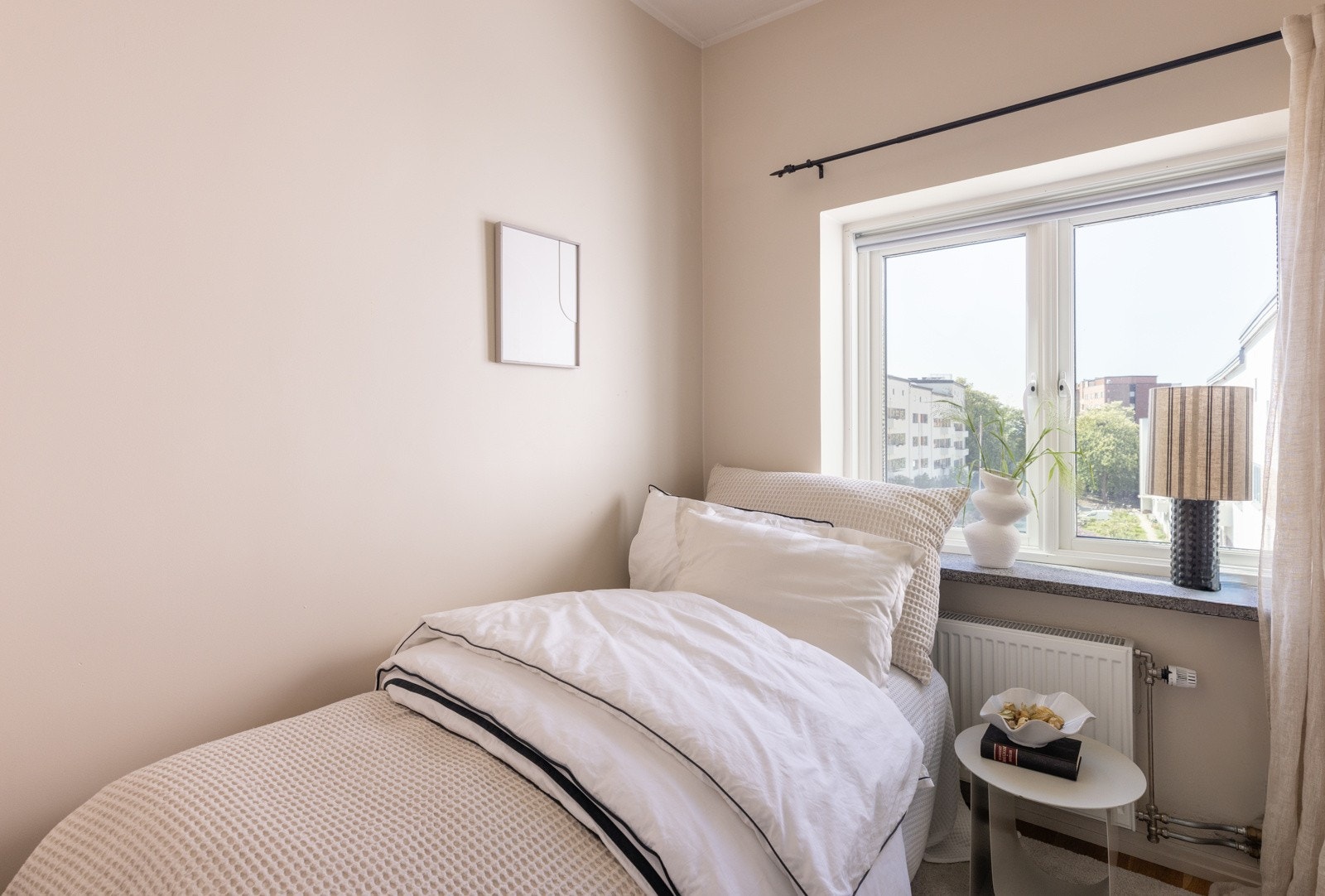 - Soverom II med plass til seng og nattbord - Galleribilde