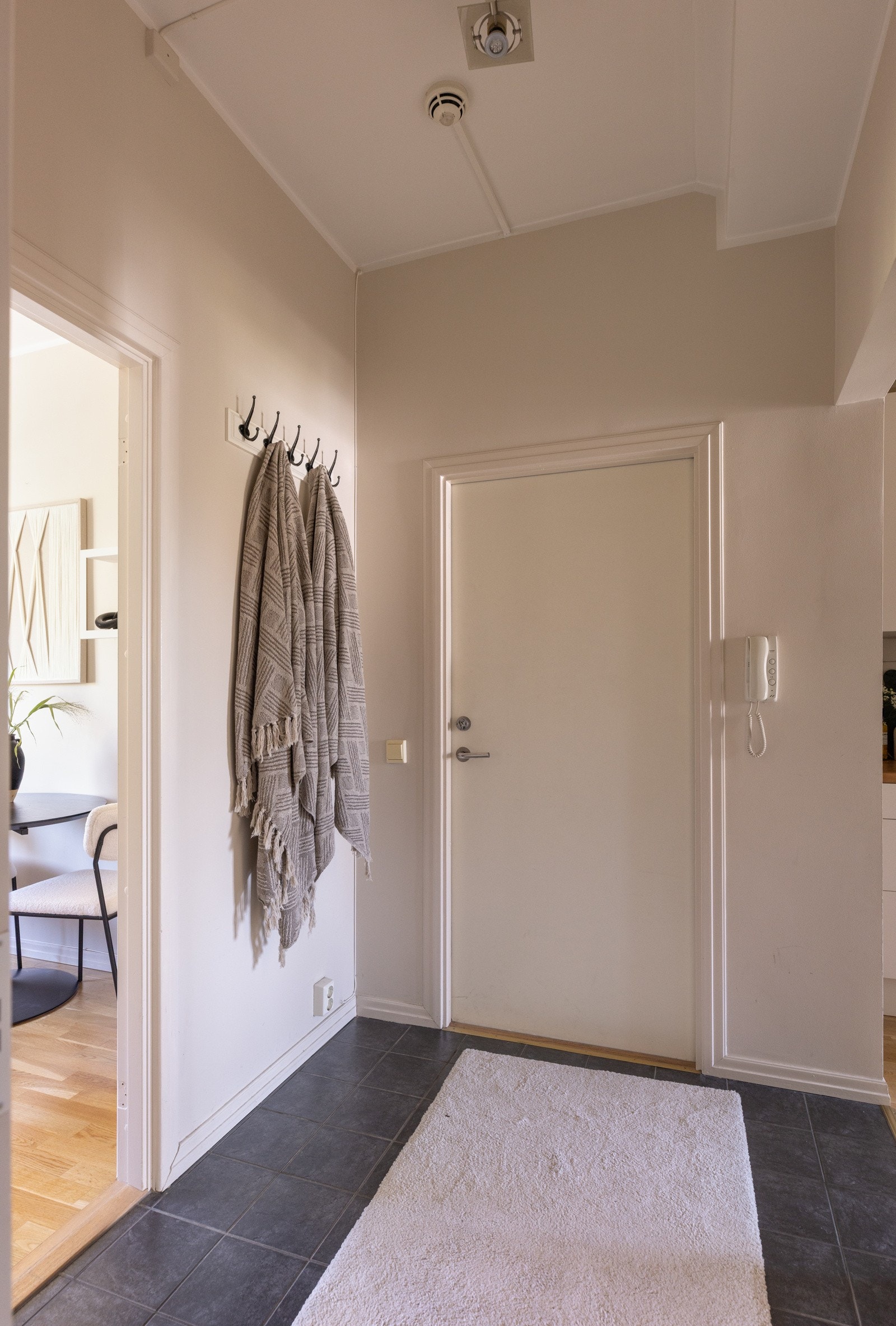 - God plass til å henge fra seg ytterklær og sko - Galleribilde