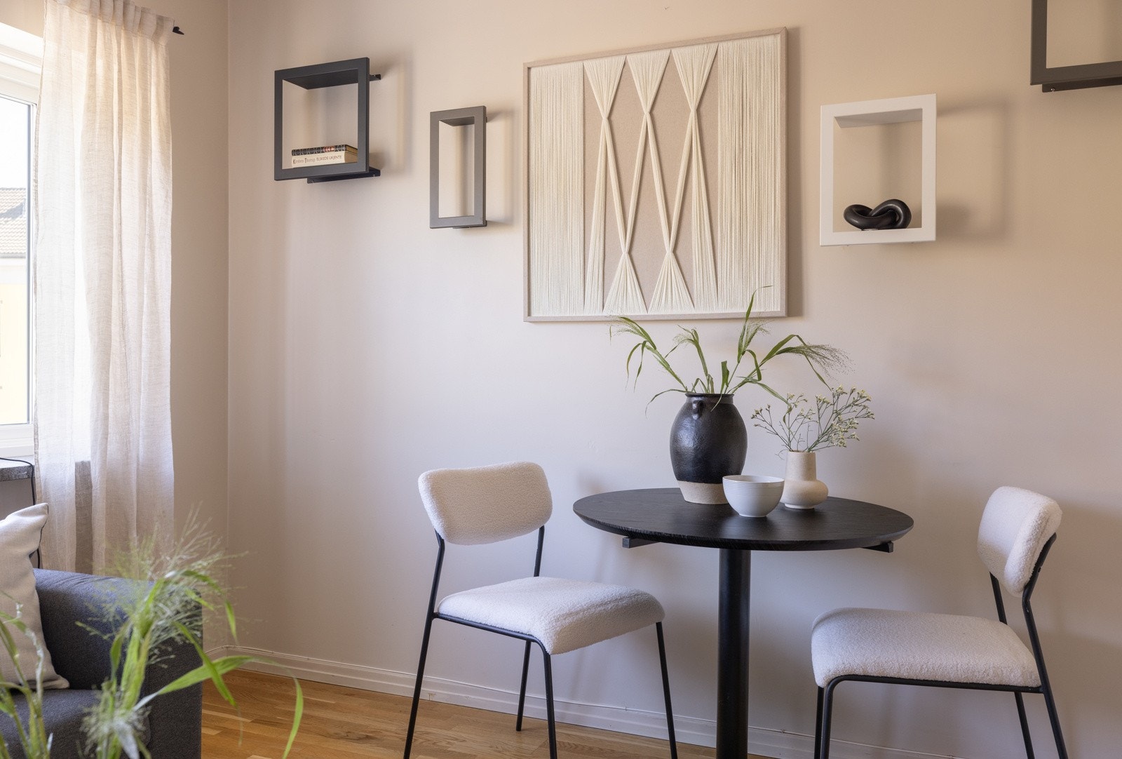 - God plass til et lite spisebord - Galleribilde