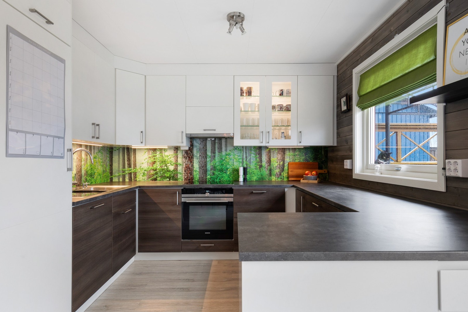 Kjøkkenet har slette fronter og integrerte hvitevarer Galleribilde