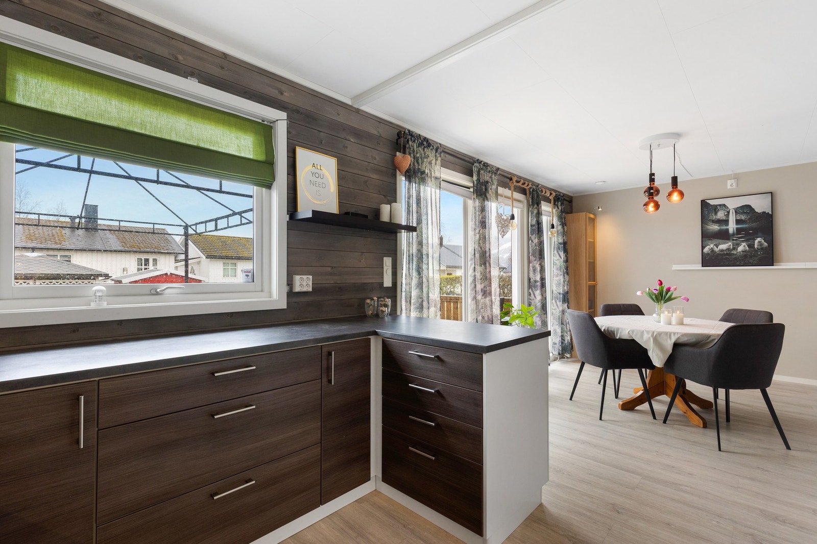 Moderne og tidløst kjøkken som har rikelig med skap- og benkeplass Galleribilde