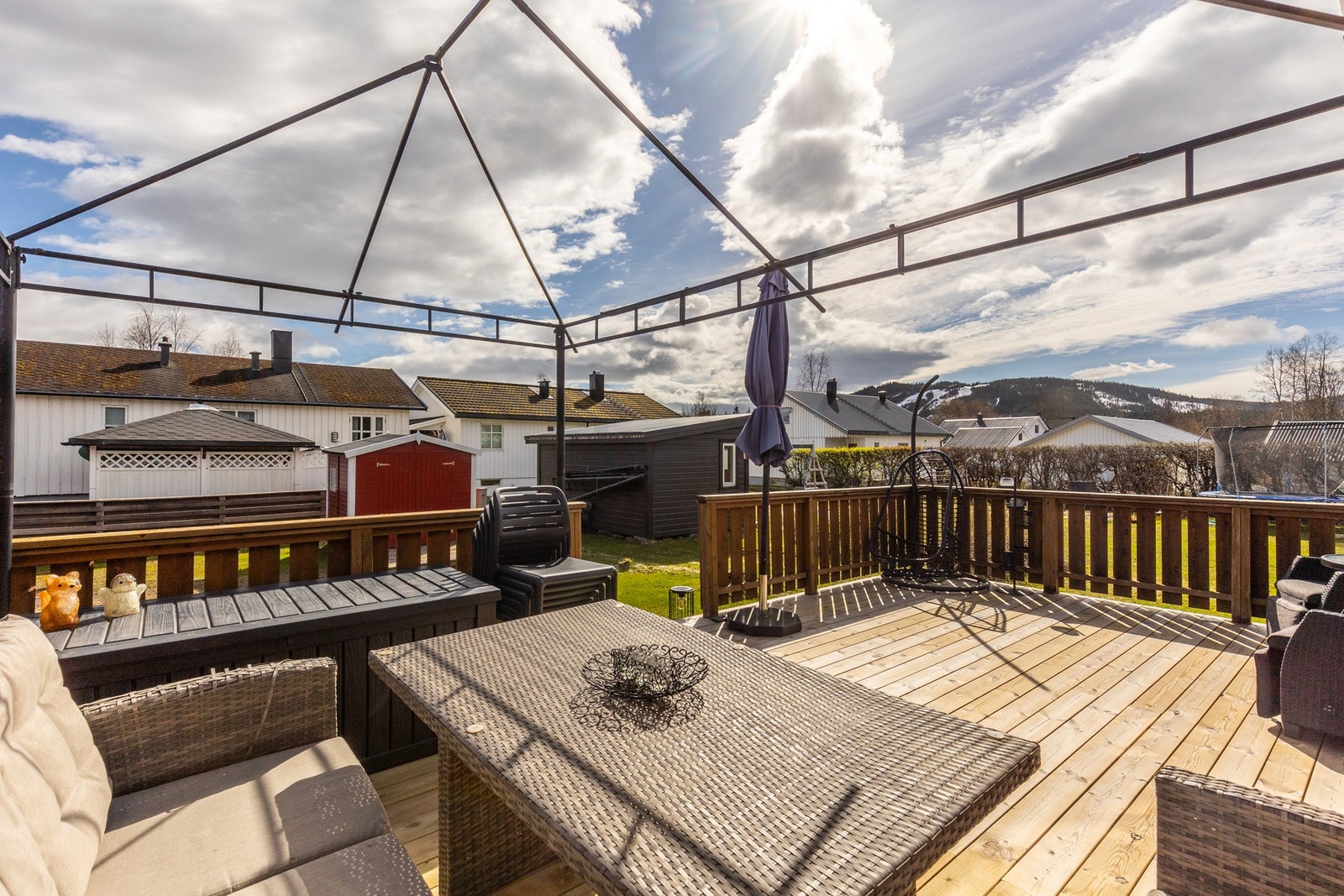 Uteområde blir en naturlig forlengelse av stuen store deler av året, og både voksne og barn kan boltre seg her Galleribilde